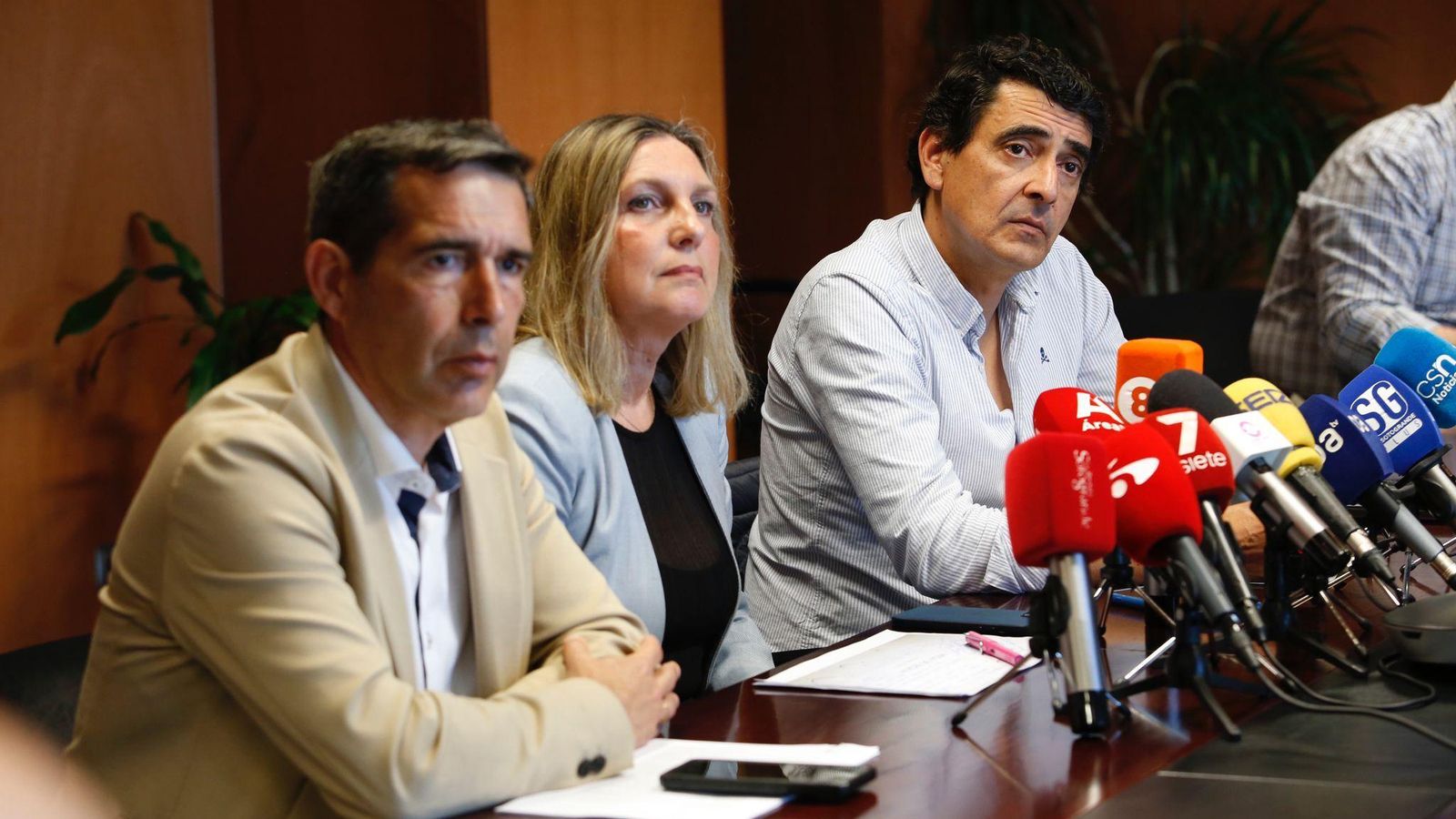 Susana Pérez Custodio, presidenta de la Mancomunidad, flanqueada por Manuel Abellán, delegado de Servicios Mancomunados y José Manuel Alcántara, director general de Arcgisa, este martes. Susana Pérez Custodio, presidenta de la Mancomunidad, flanqueada por Manuel Abellán, delegado de Servicios Mancomunados y José Manuel Alcántara, director general de Arcgisa, este martes.