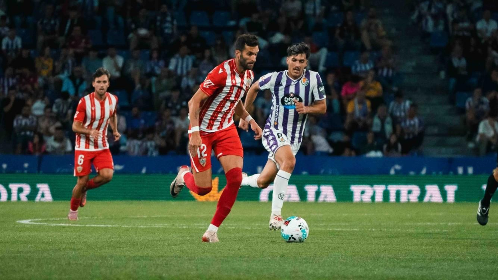 Leo Baptistao, en plena cabalgada ante la presencia de Víctor Meseguer.