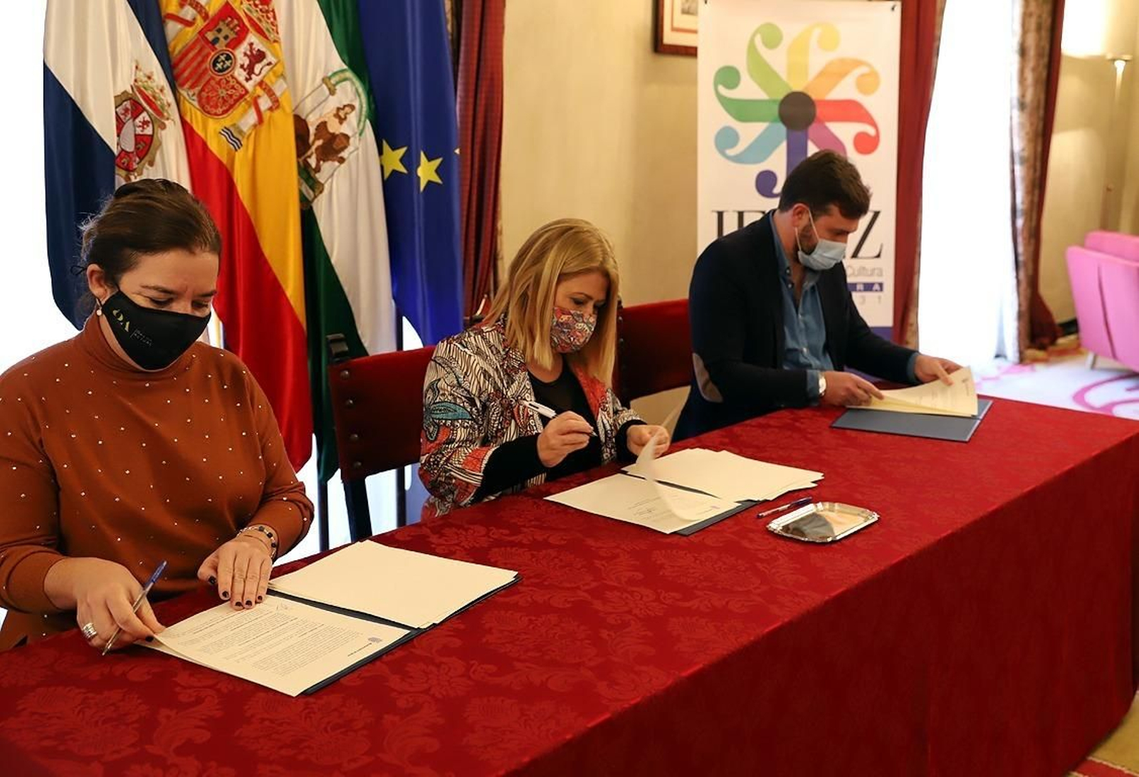 Isamay Benavente, Mamen Sánchez y Nicolás Sosa, firmando el acuerdo.
