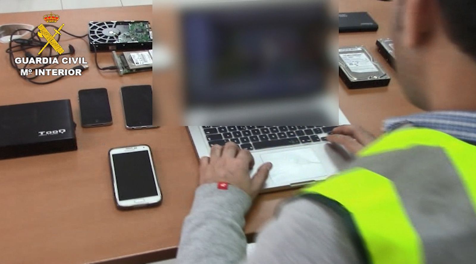 Imagen de archivo de un investigador en un momento de una operación contra la pornografía infantil.