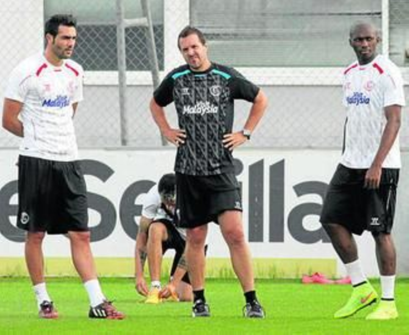 Pablo Villa hace una mueca entre Iborra y M'Bia.