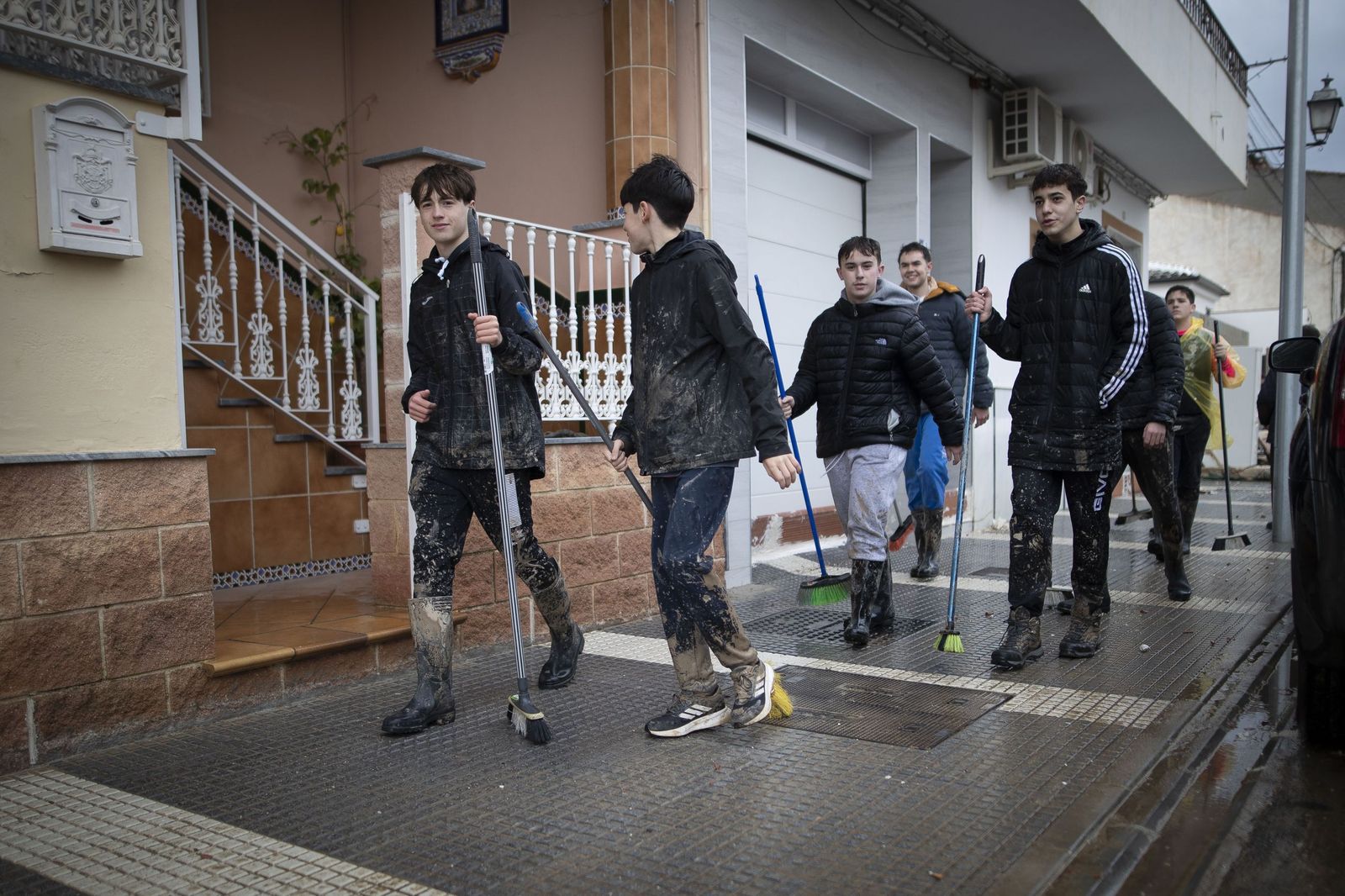 Jóvenes de Huétor Tájar con escobas para ayudar a la limpieza de su pueblo