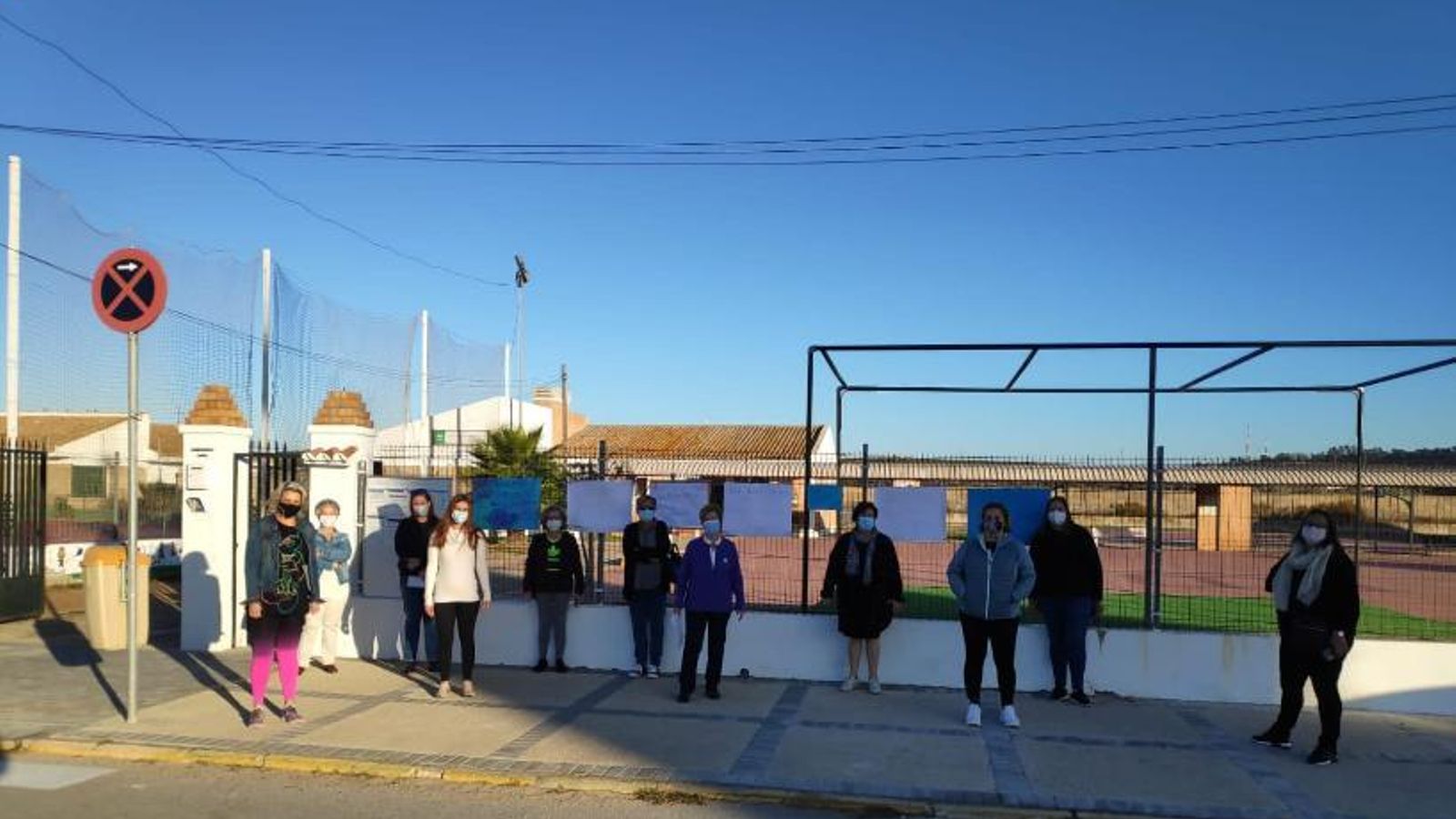 Otra imagen de la protesta ante el colegio de Doña Blanca.