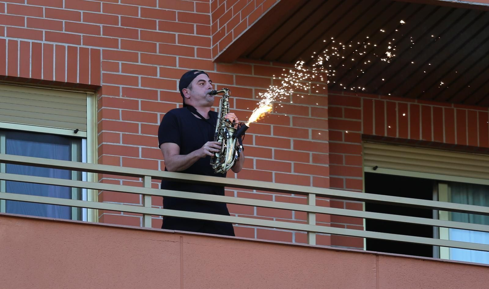 Runners y ciclistas salen al atardecer, en fotos