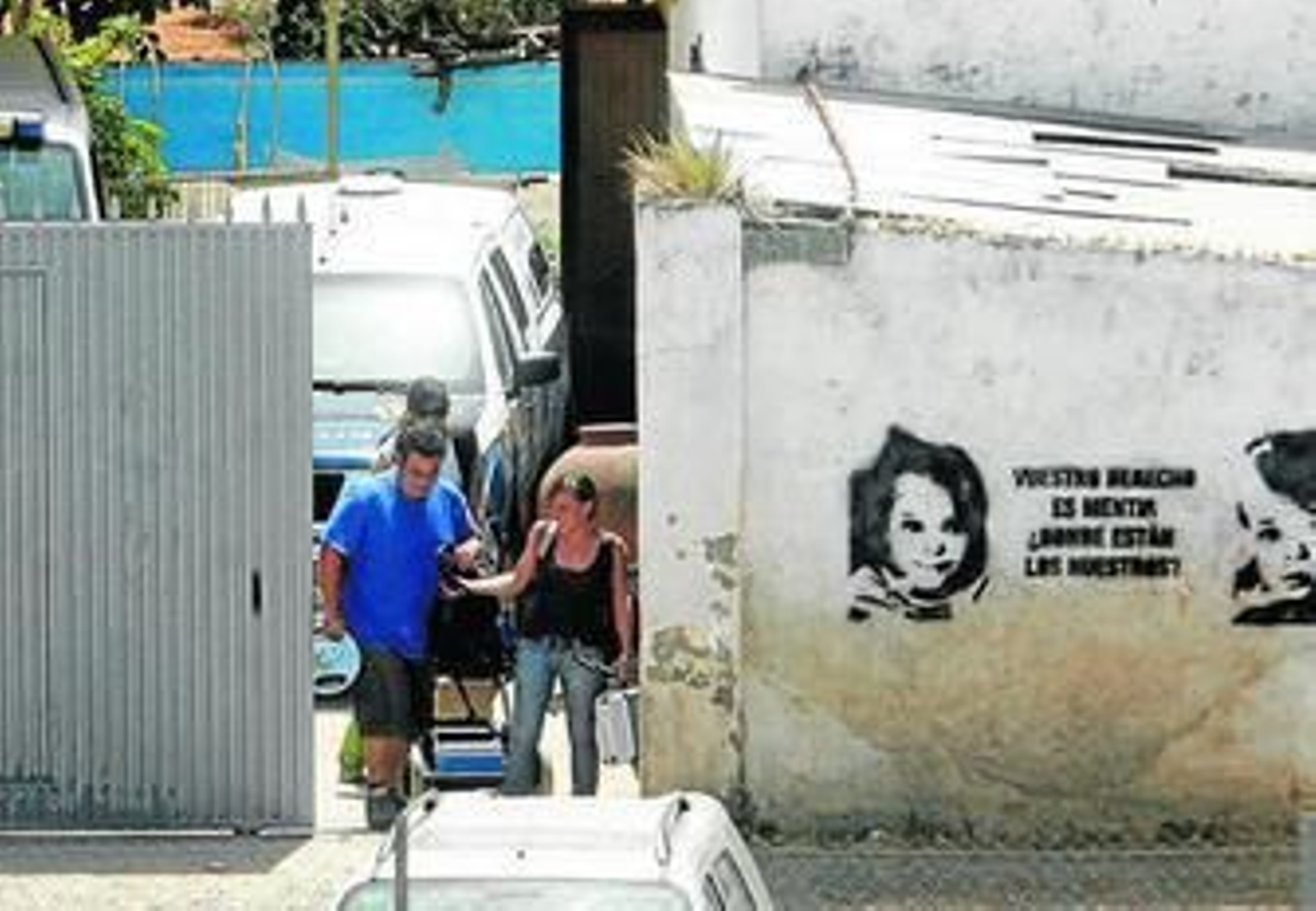 Investigadores, el martes, salen de la parcela de Las Quemadillas.