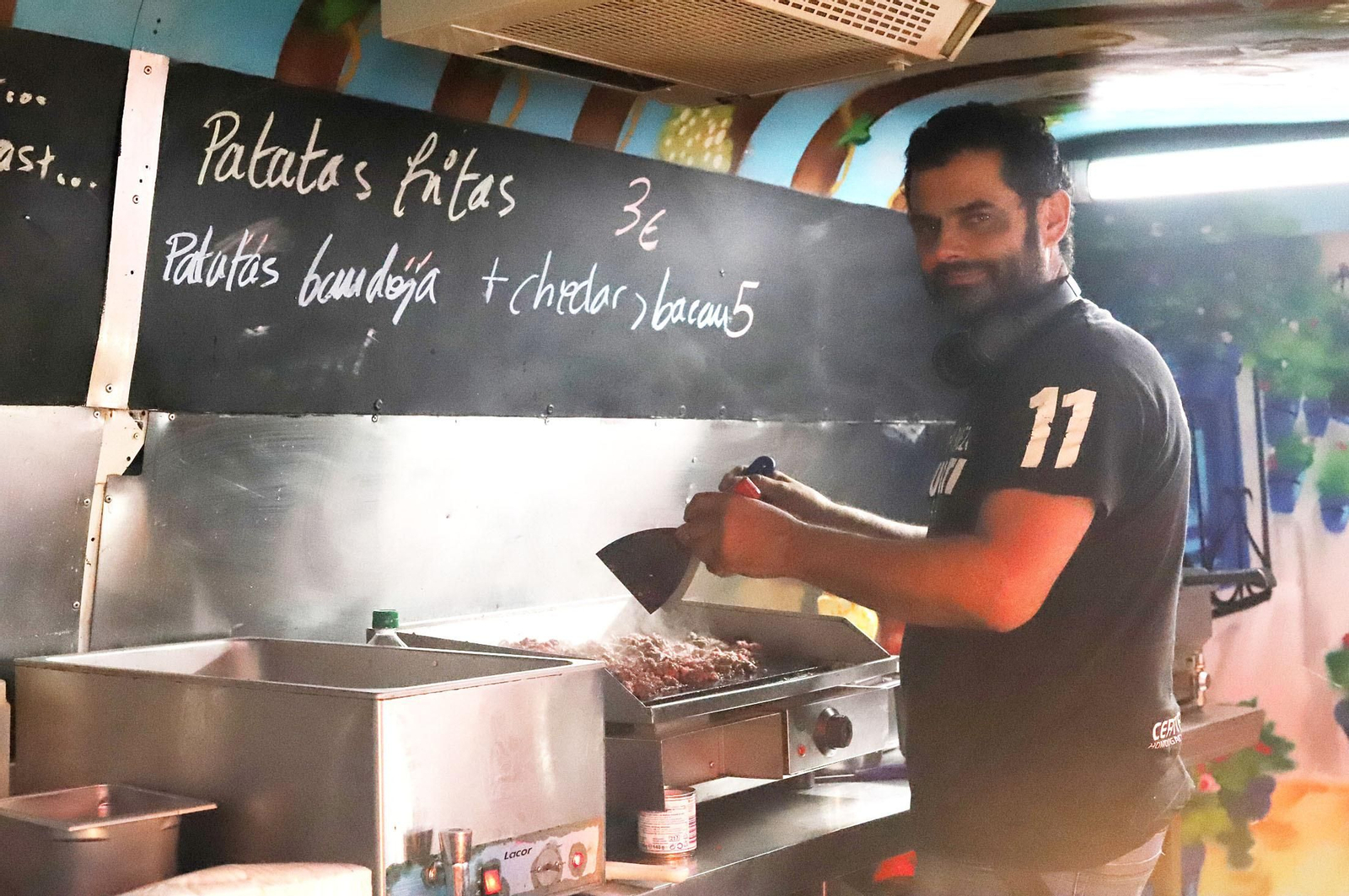 Imágenes de la apertura del Festival de Food Trucks de Binómico en la Plaza de las Monjas