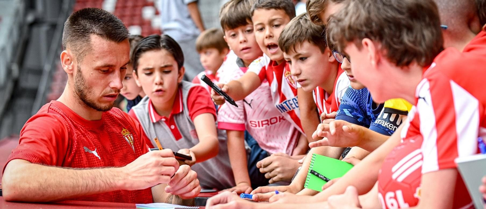 Dubasin firma autógrafos durante un entrenamiento.