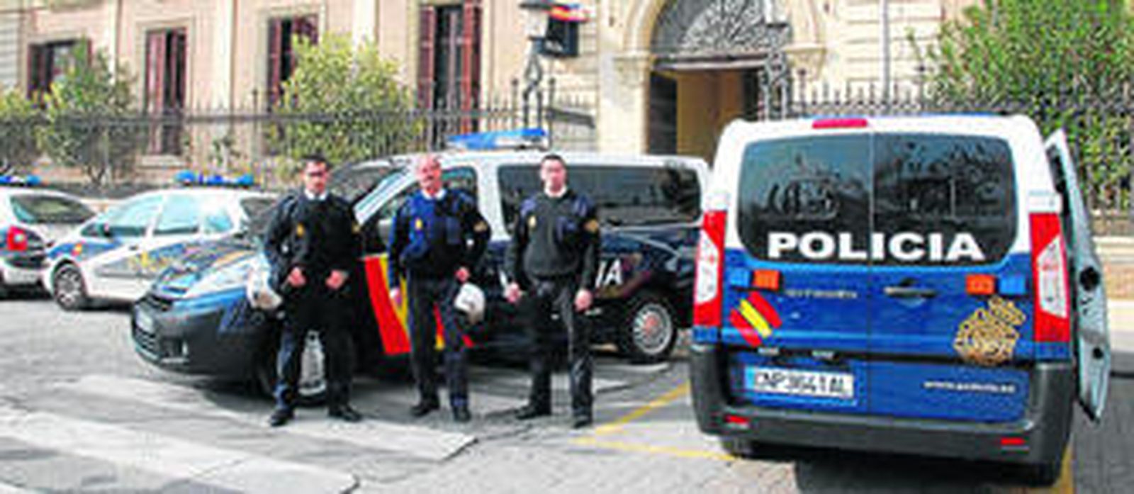 Miembros de la Upr, con los vehículos empleados por la unidad, en la comisaría.