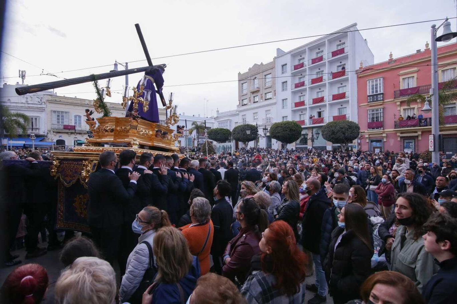 Numerosas personas en la calle en el Vía Crucis de Nazareno, con el Hotel Salymar al fondo.