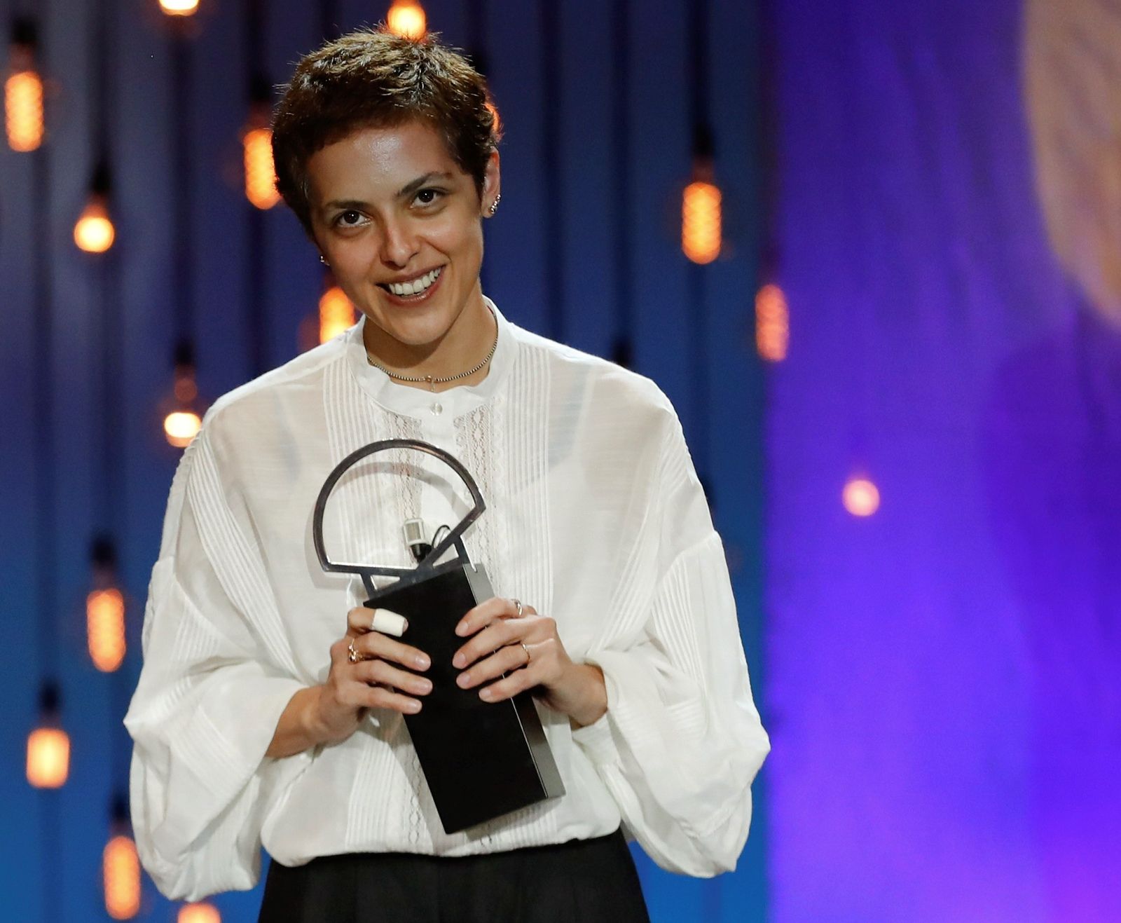 Dea Kulumbegashvili agradece su premio a la mejor dirección.