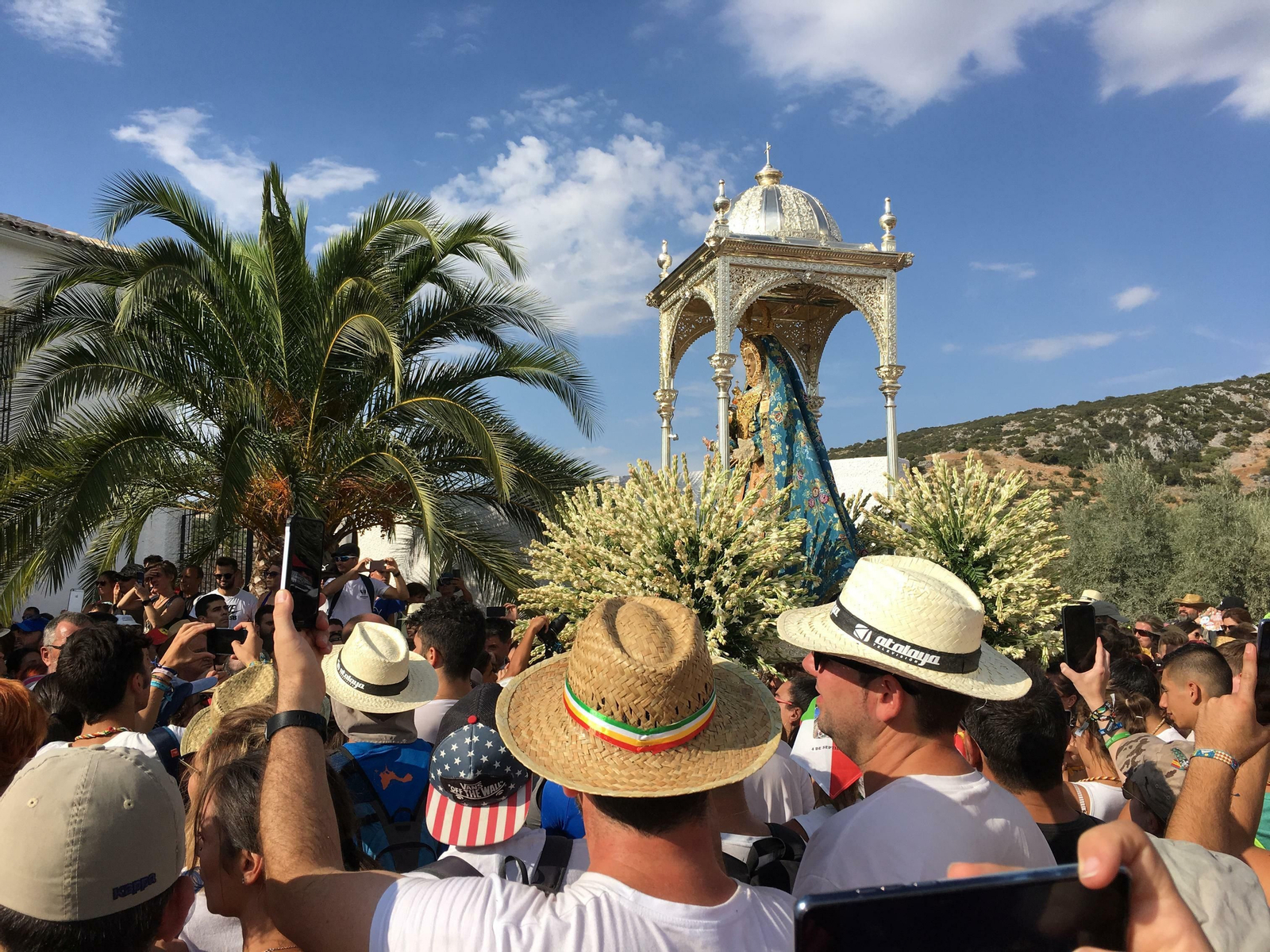 La imagen, rodeada de fieles, a la salida de su santuario. La imagen, rodeada de fieles, a la salida de su santuario.