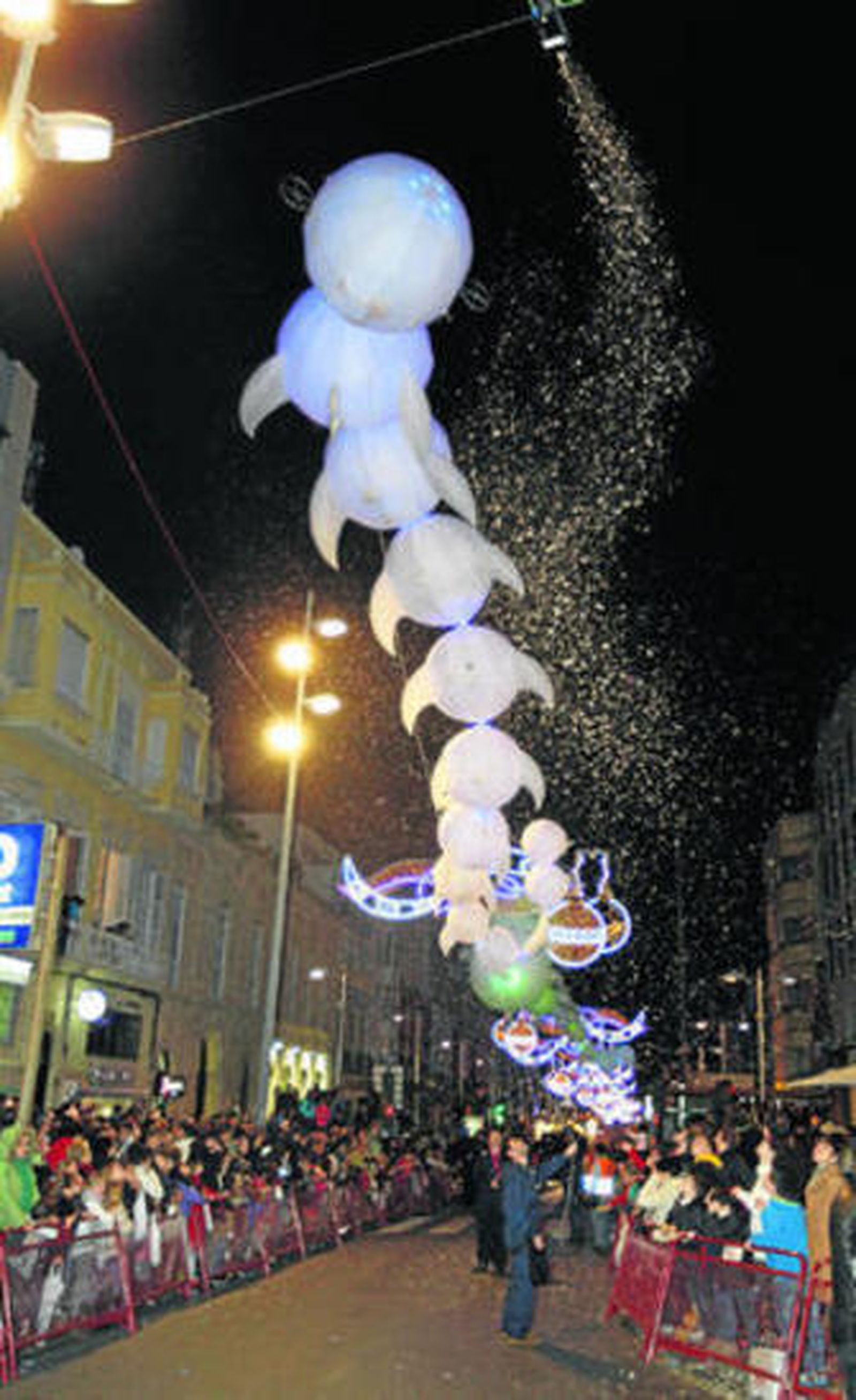 Cuando la ilusión convierte en niños a todos los que van a ver una carroza real