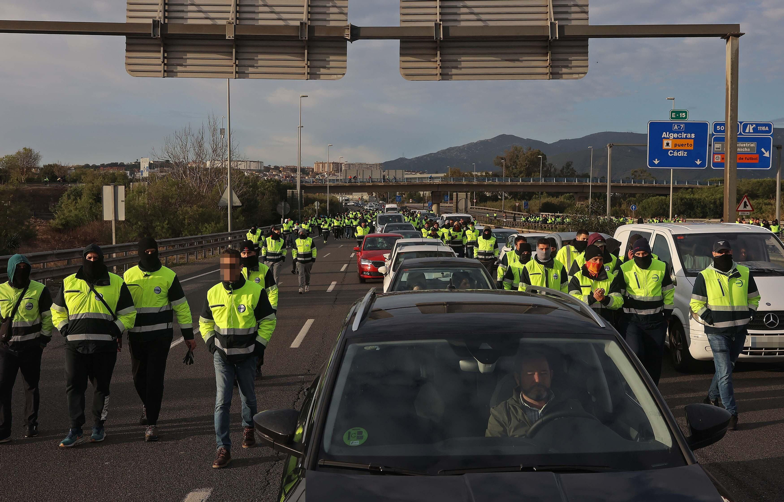 El nuevo corte de la A7 por los huelguistas de Acerinox, en imágenes