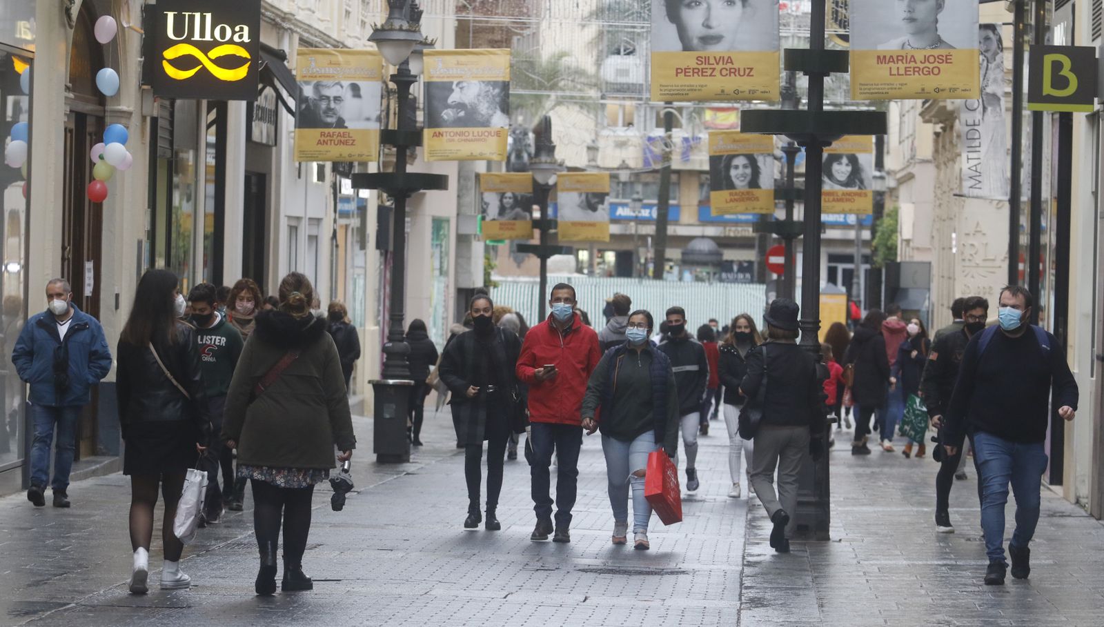 Varias personas caminan por el centro de Córdoba.
