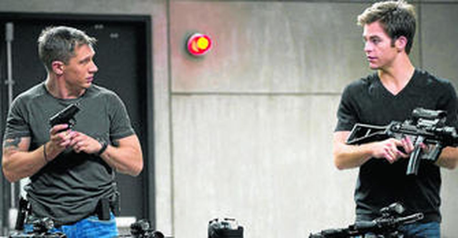 El actor británico Tom Hardy (i) y el estadounidense Chris Pine en una de las escenas de 'Esto es la guerra'.