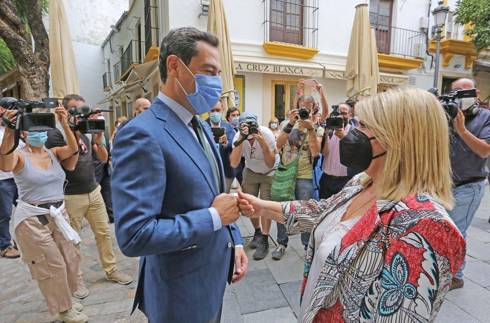 Saludo entre Juanma Moreno y Mamen Sánchez en la única visita institucional oficial del presidente andaluz a Jerez.