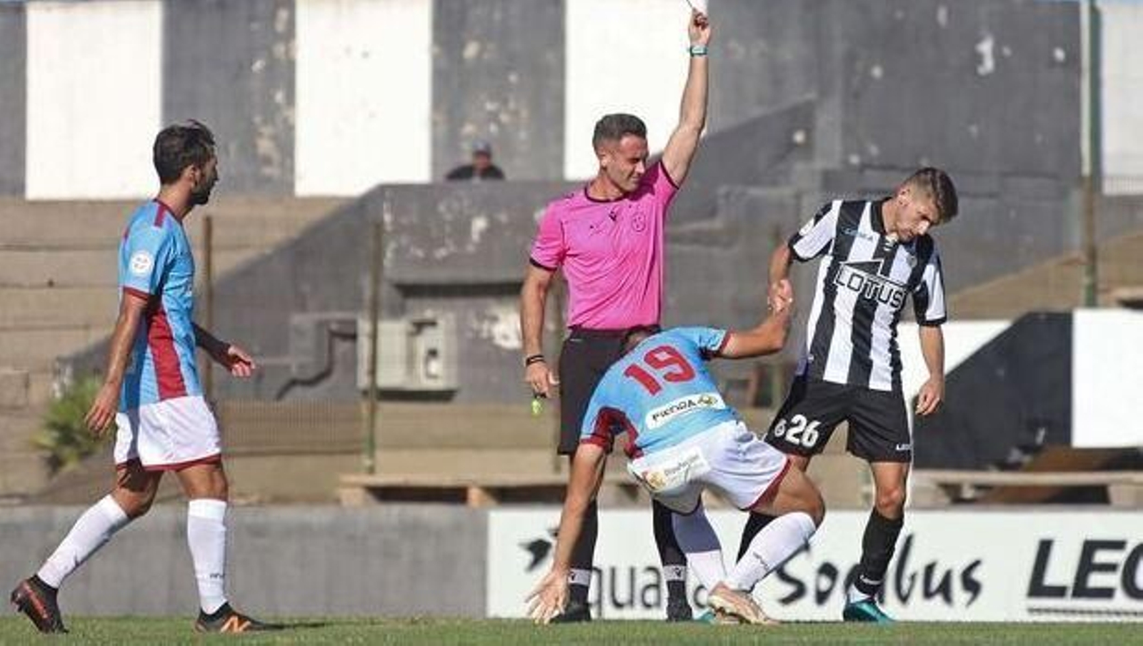 Orellana Cid muestra una cartulina en el Balona-Córdoba de Copa Federación