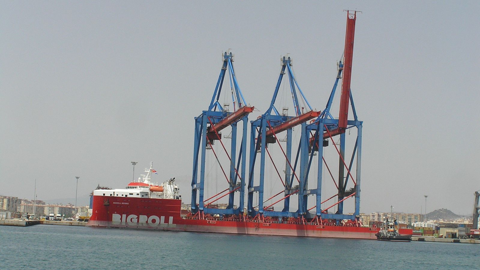 El 'Bigroll Bering' con las tres nuevas grúas que transportó al puerto el 23 de junio.