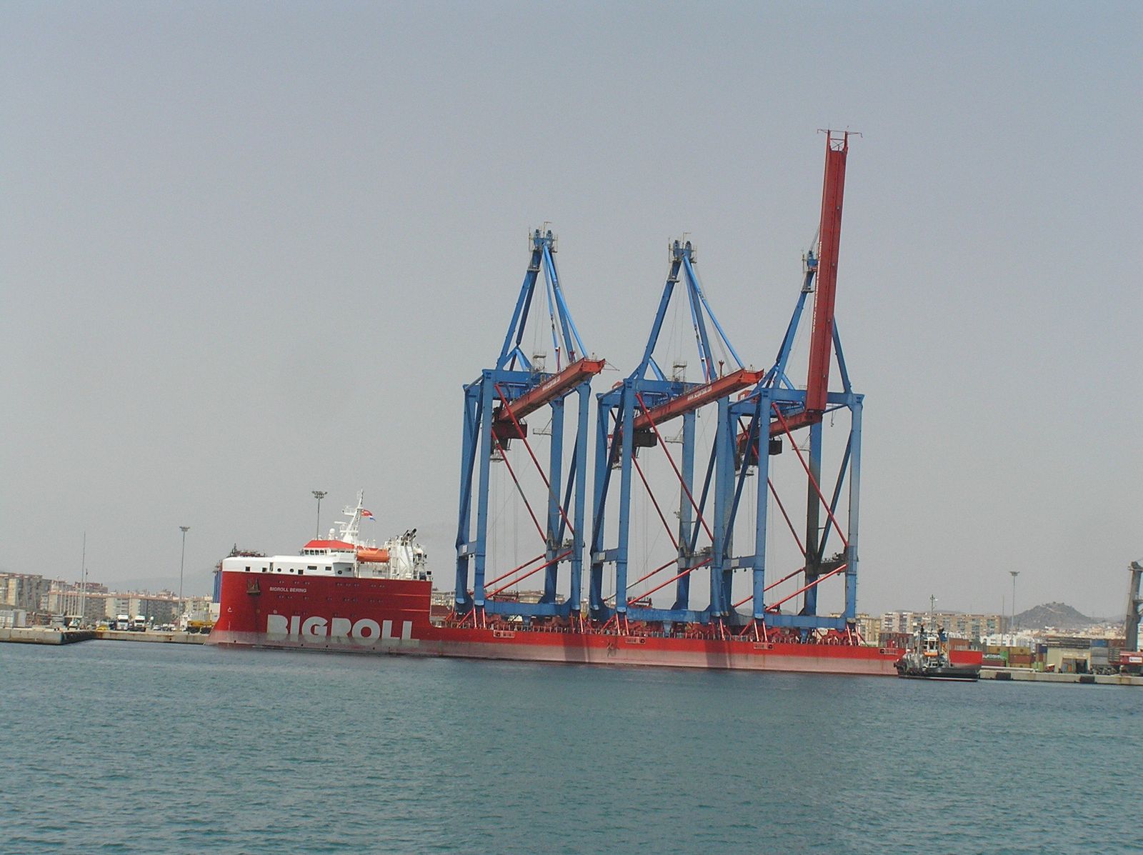 El 'Bigroll Bering' con las tres nuevas grúas que transportó al puerto el 23 de junio.