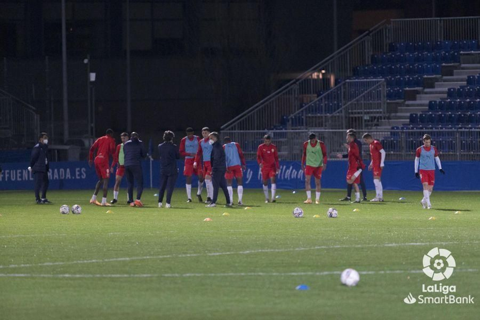 Calentamiento rojiblanco en el Fernando Torres.