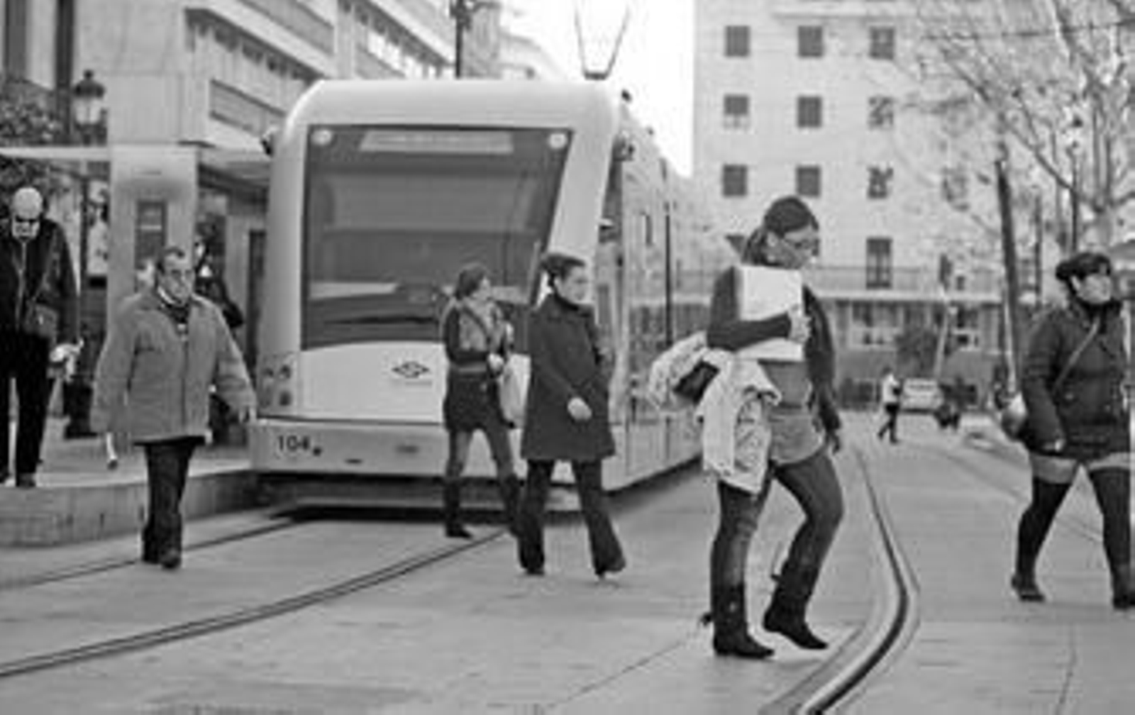 Uno de los trenes en la parada de la Plaza Nueva.