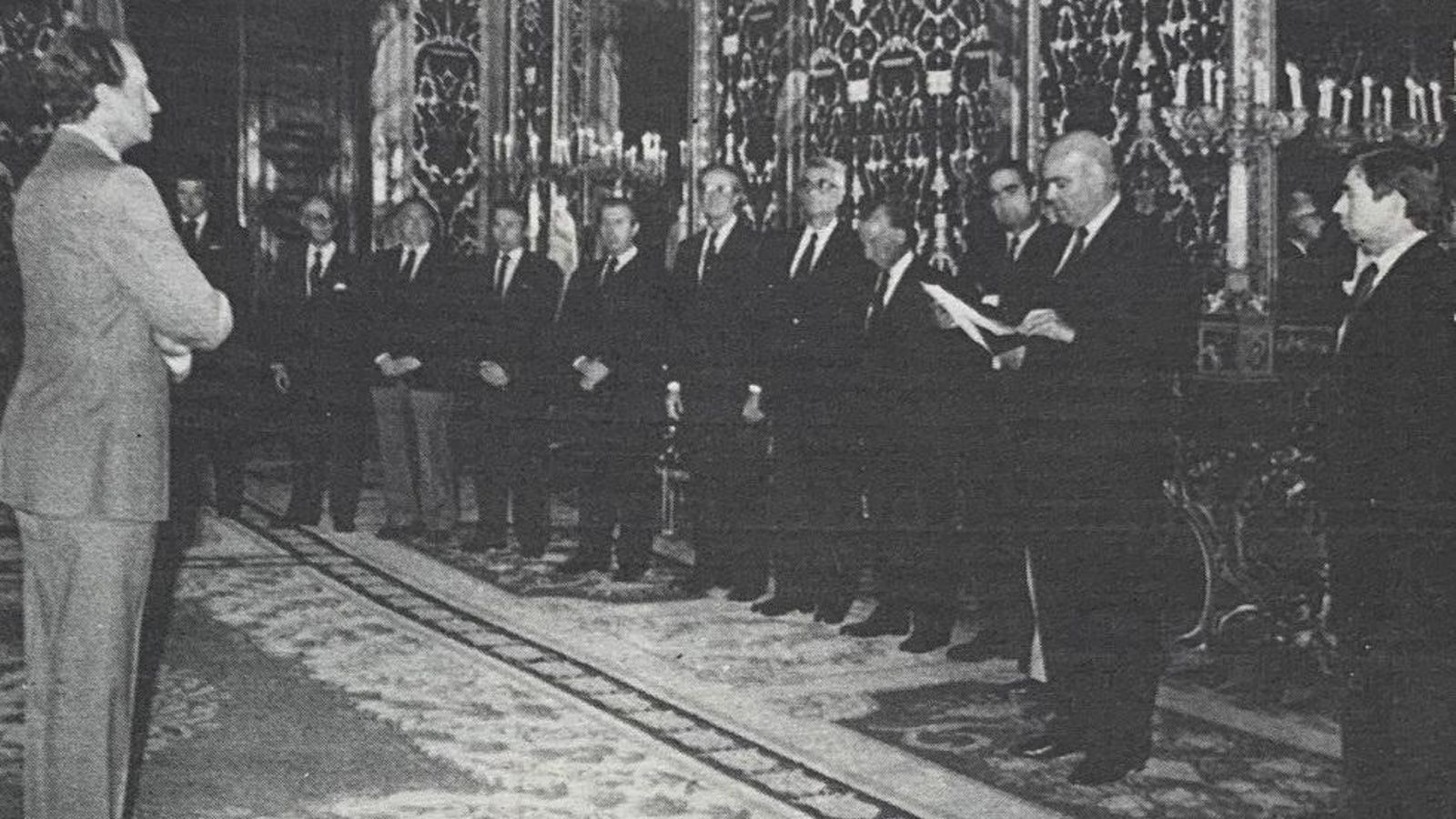 Entrega de la medalla de oro al Rey durante la intervención de Antonio Barbadillo