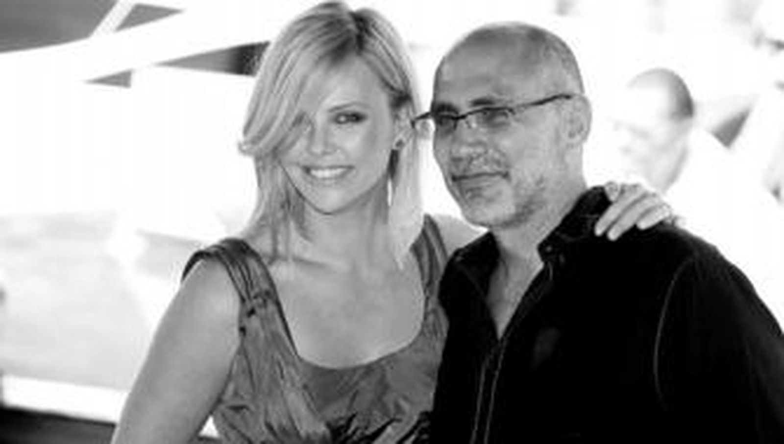 La actriz Charlize Theron posa para la prensa con el director de cine mexicano Guillermo Arriaga.