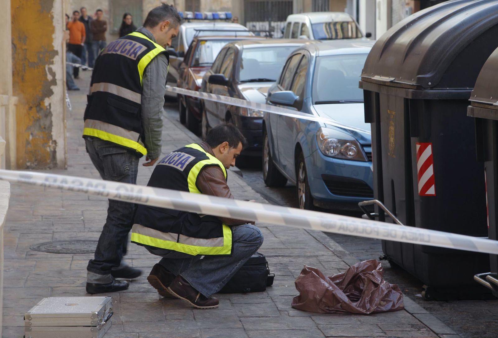 La Policía investiga en hallazgo de uno de los bebés en la basura.