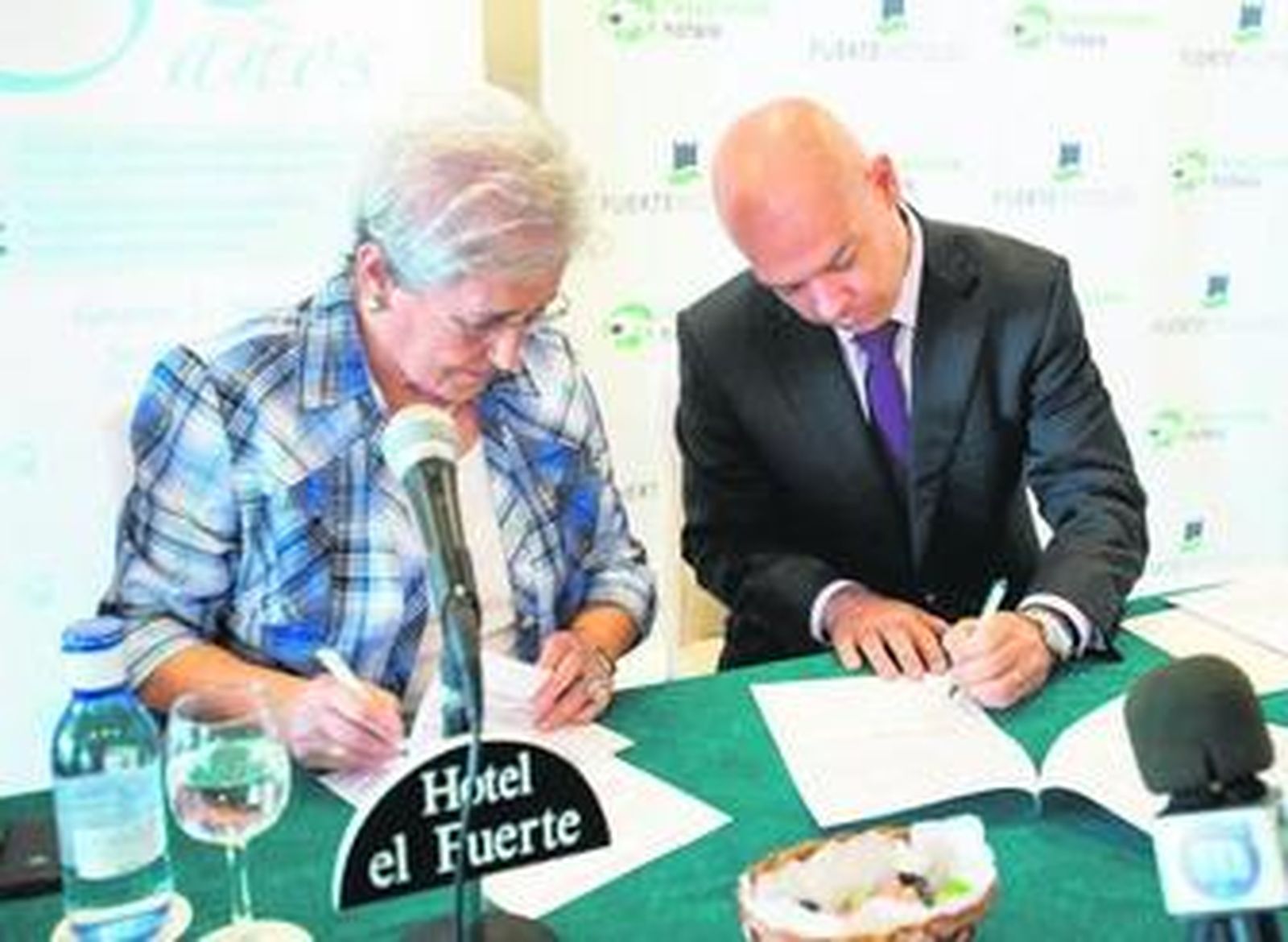 Isabel García Bardón y David Gonzalo rubrican el acuerdo.