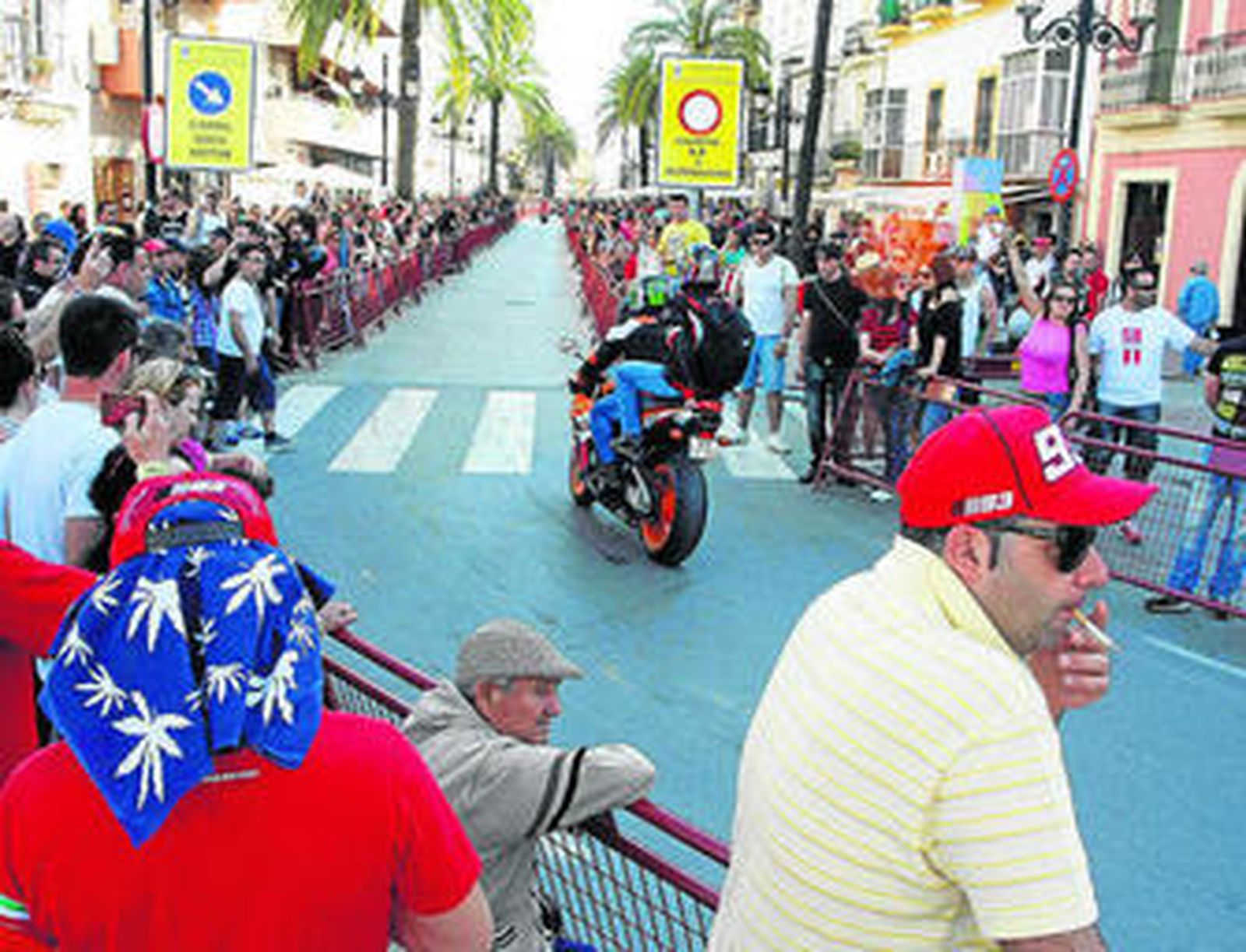 Muchos curiosos se amontonaron en las vallas para contemplar las motos que exhiben los visitantes.