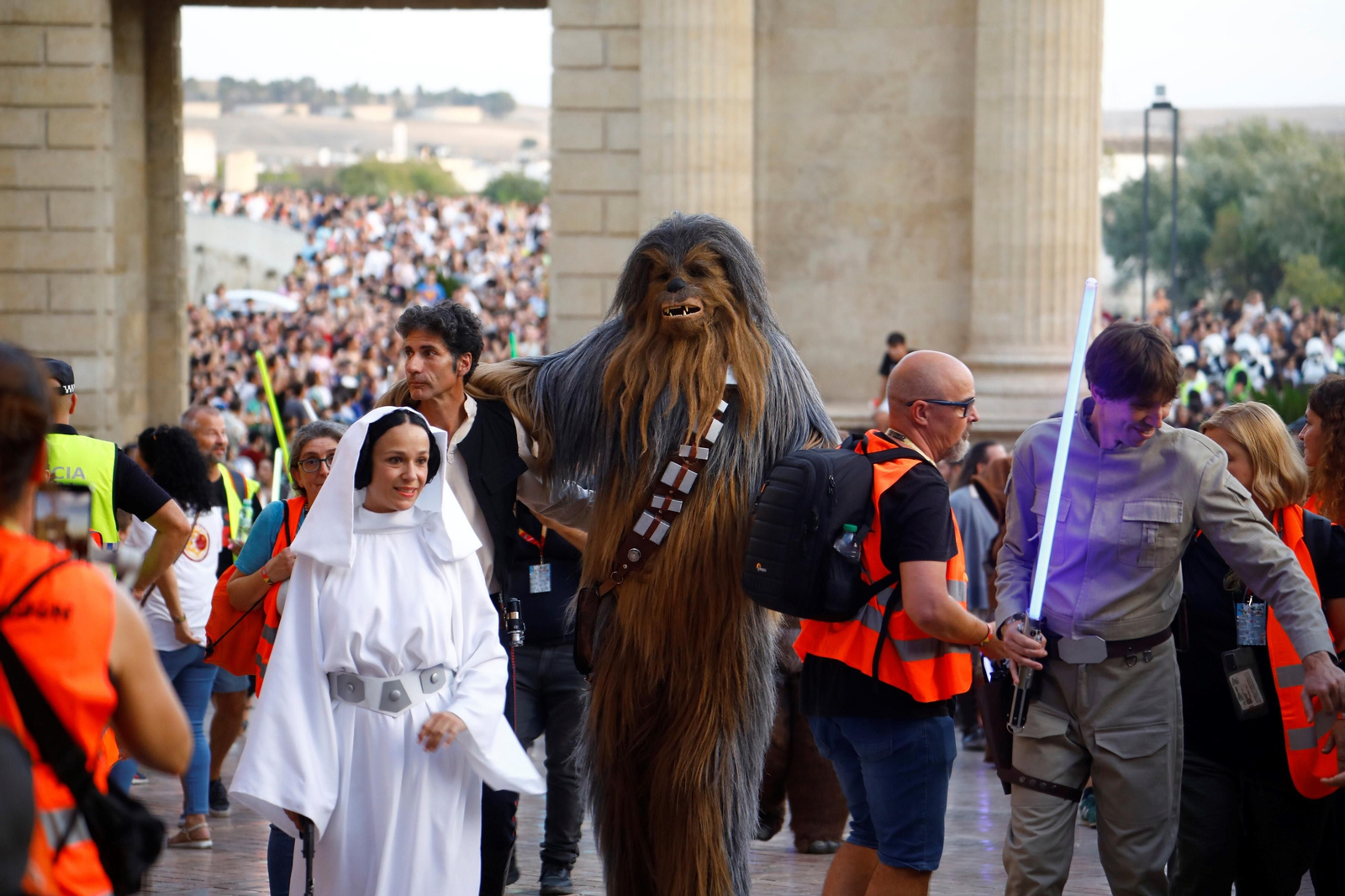 La Princesa Leia, Han Solo y Chewbacca, tras cruzar la Puerta del Puente. La Princesa Leia, Han Solo y Chewbacca, tras cruzar la Puerta del Puente.