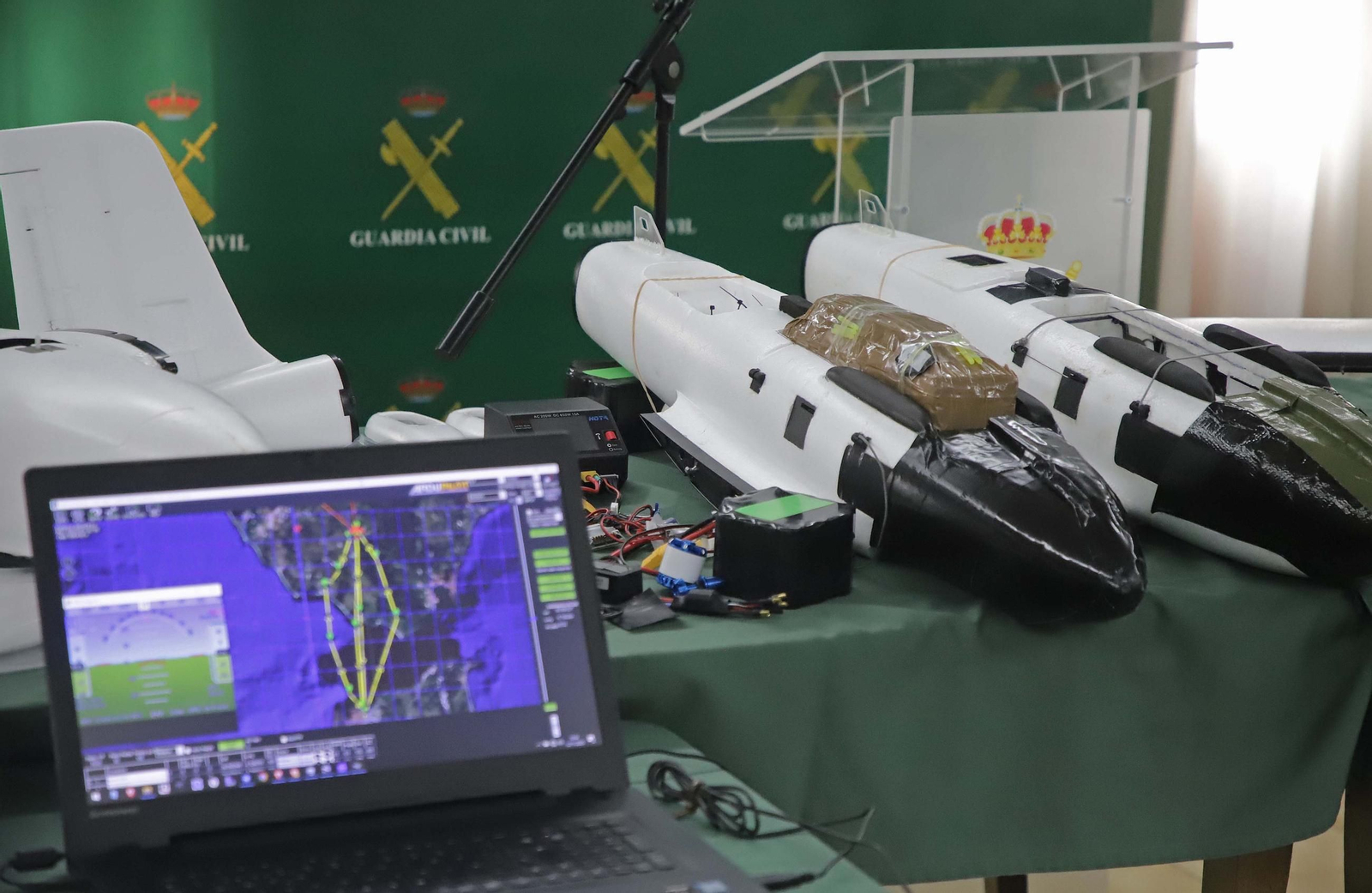Fotos de los drones de largo alcance para introducir hachís en España desde Marruecos incautados por la Guardia Civil en Algeciras