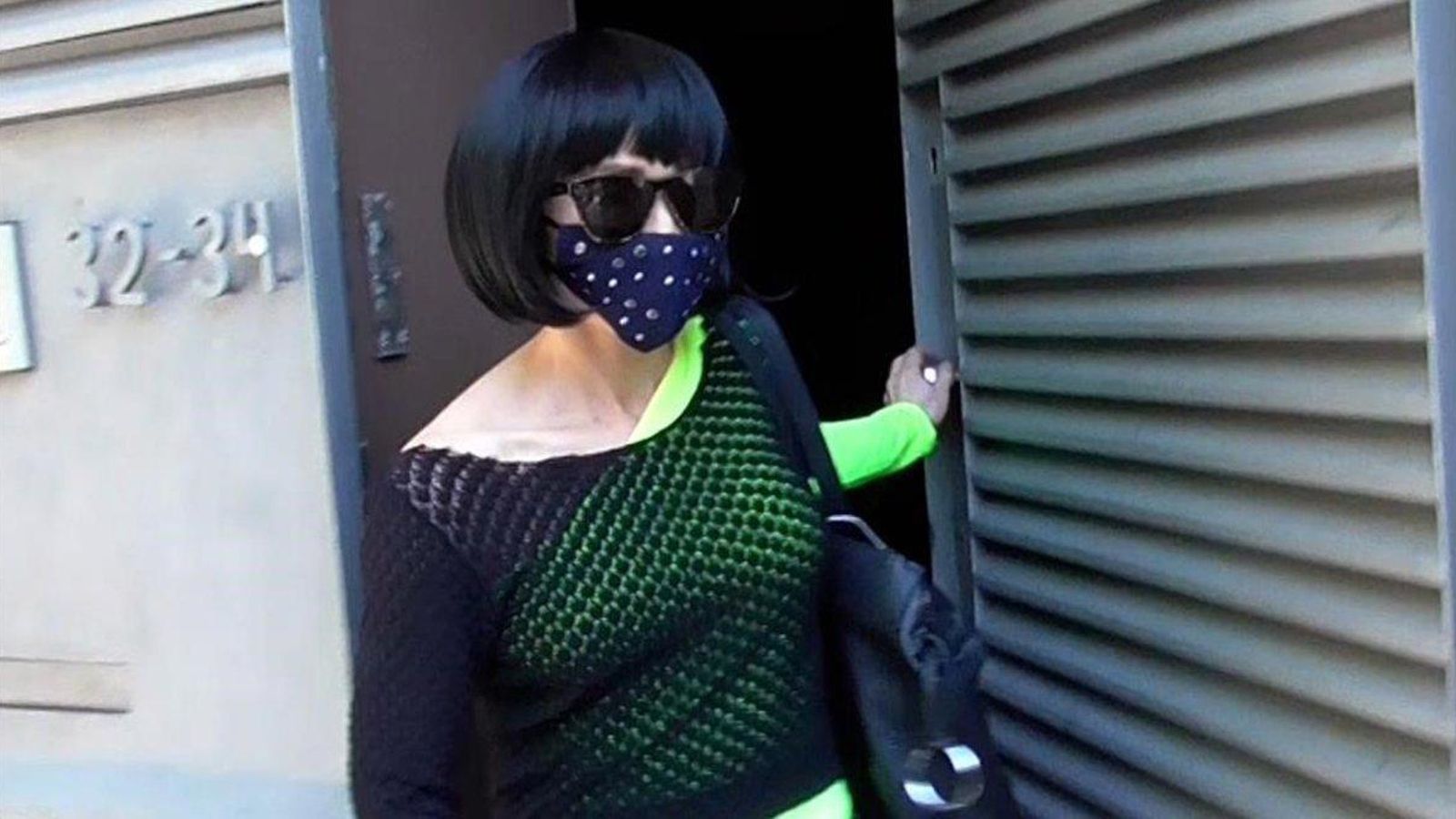 La mujer de Mainat, con una peluca negra, saliendo de la casa del ex miembro de La Trinca.