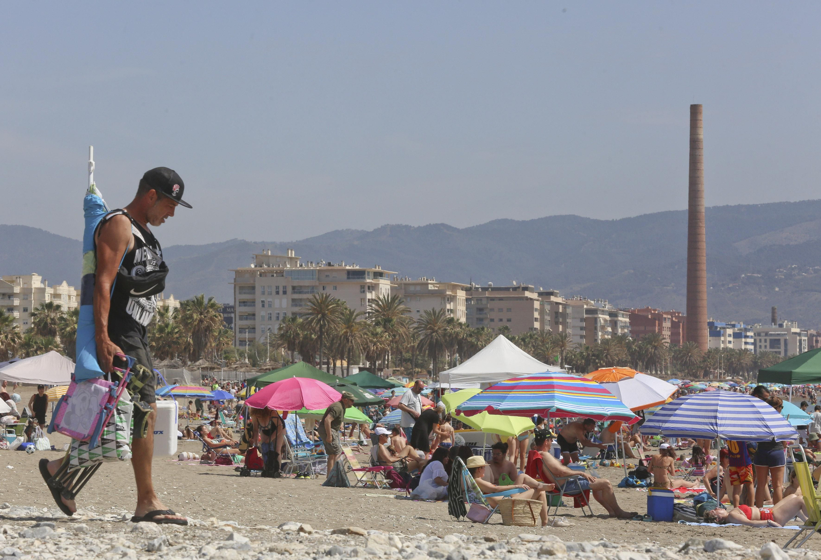 Un domingo de playa en Málaga, en fotos.