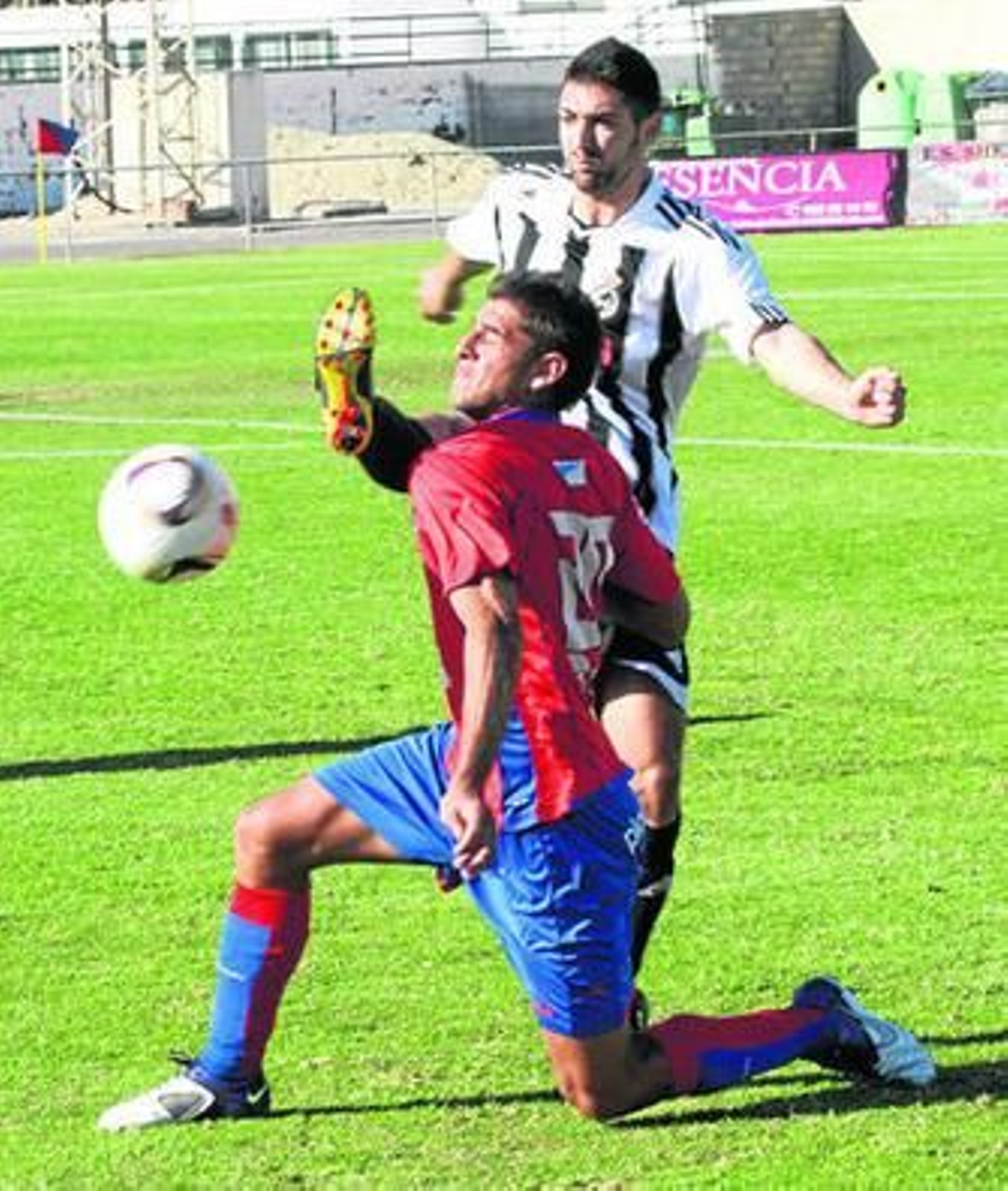 Zamora lucha un balón con un jugador de la Balompédica Linense.