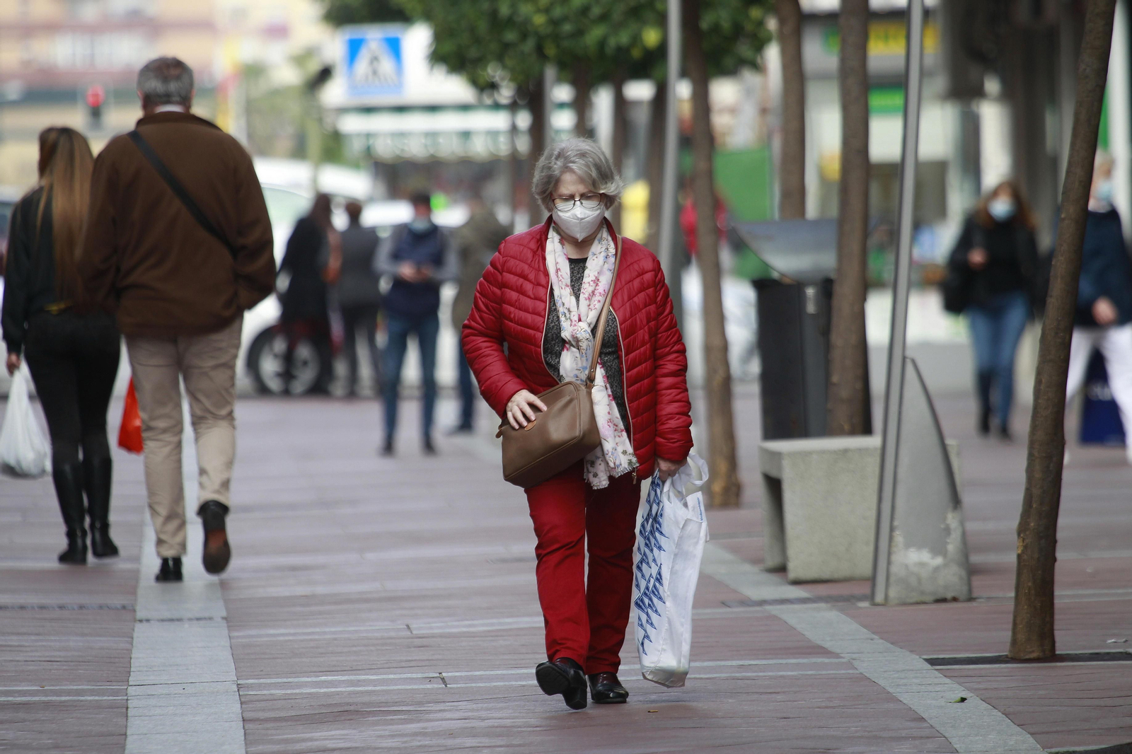 Una mujer camina por el centro de Algeciras.