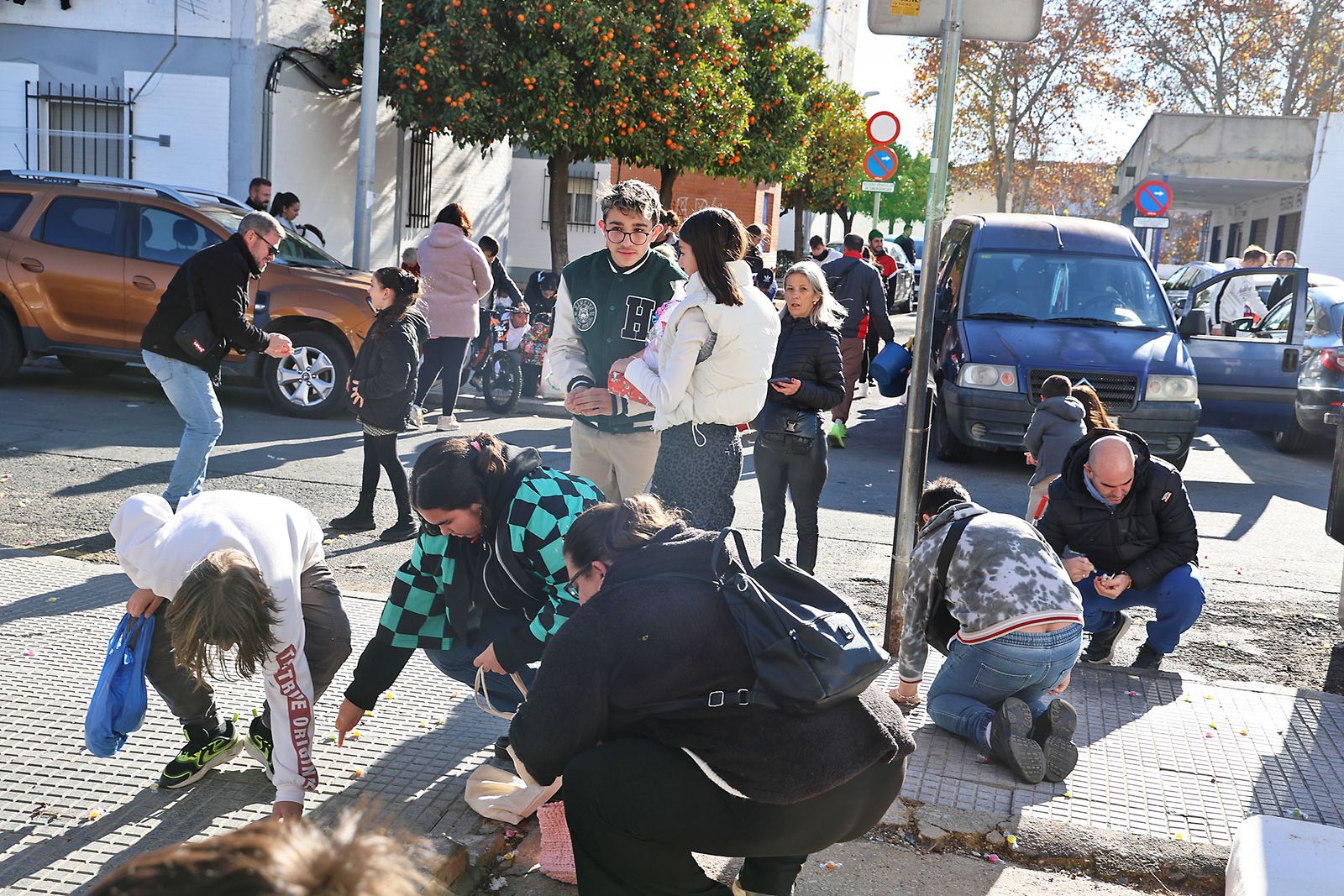 Día de regalos y Reyes Magos por los barrios de la ciudad