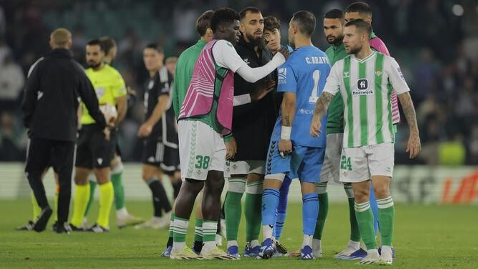 Claudio Bravo se toca la musculatura mientras le comunica a sus compañeros que ha sentido algo ahí.