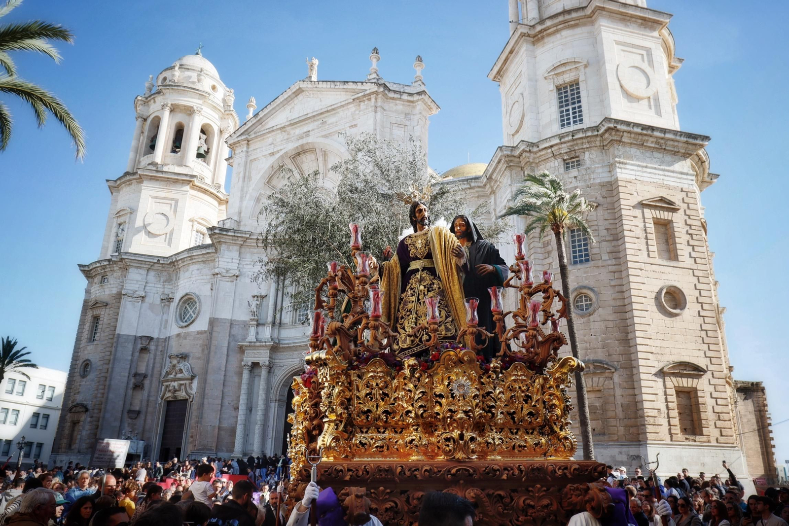 Las imágenes del traslado de Prendimiento desde la Catedral en la Semana Santa de Cádiz 2025