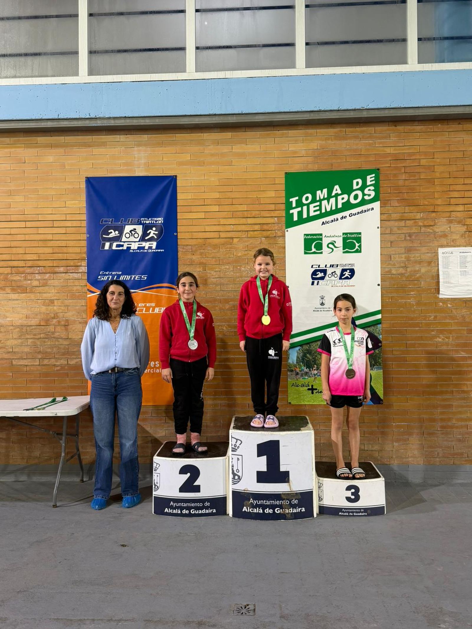 Eva Ozhogina, en lo más alto del podio en la competición en Alcalá de Guadaíra.