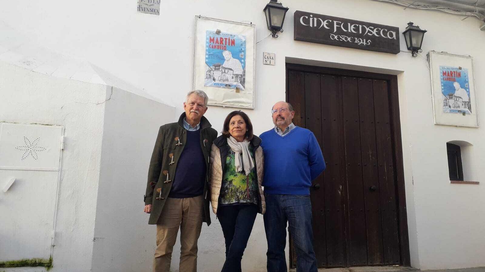 Eduardo Latorre, Carmen Luque y José Giner, ante el cine Fuenseca.