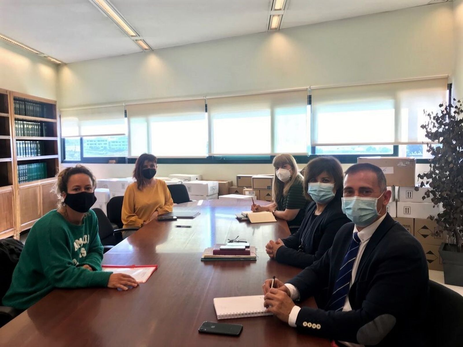 Reunión del delegado de Educación con madres afectadas del colegio de Retamar