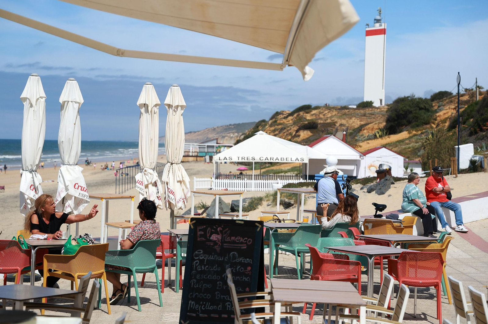 Imágenes del ambiente en las playas de Matalascañas y Mazagón durante la mañana del domingo