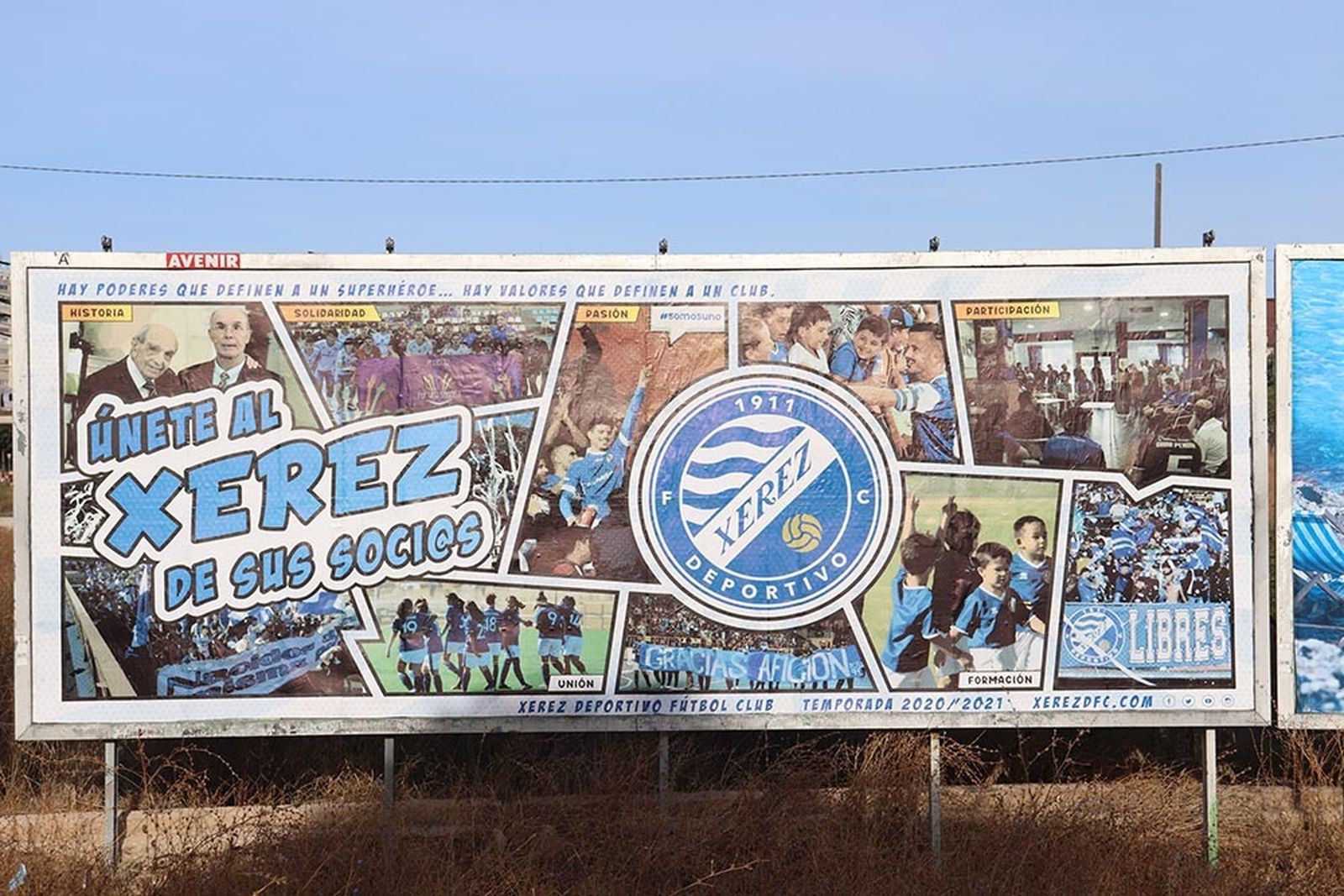 Cartel de la campaña de abonados que el club ha colocado frente al campo Pepe Ravelo.