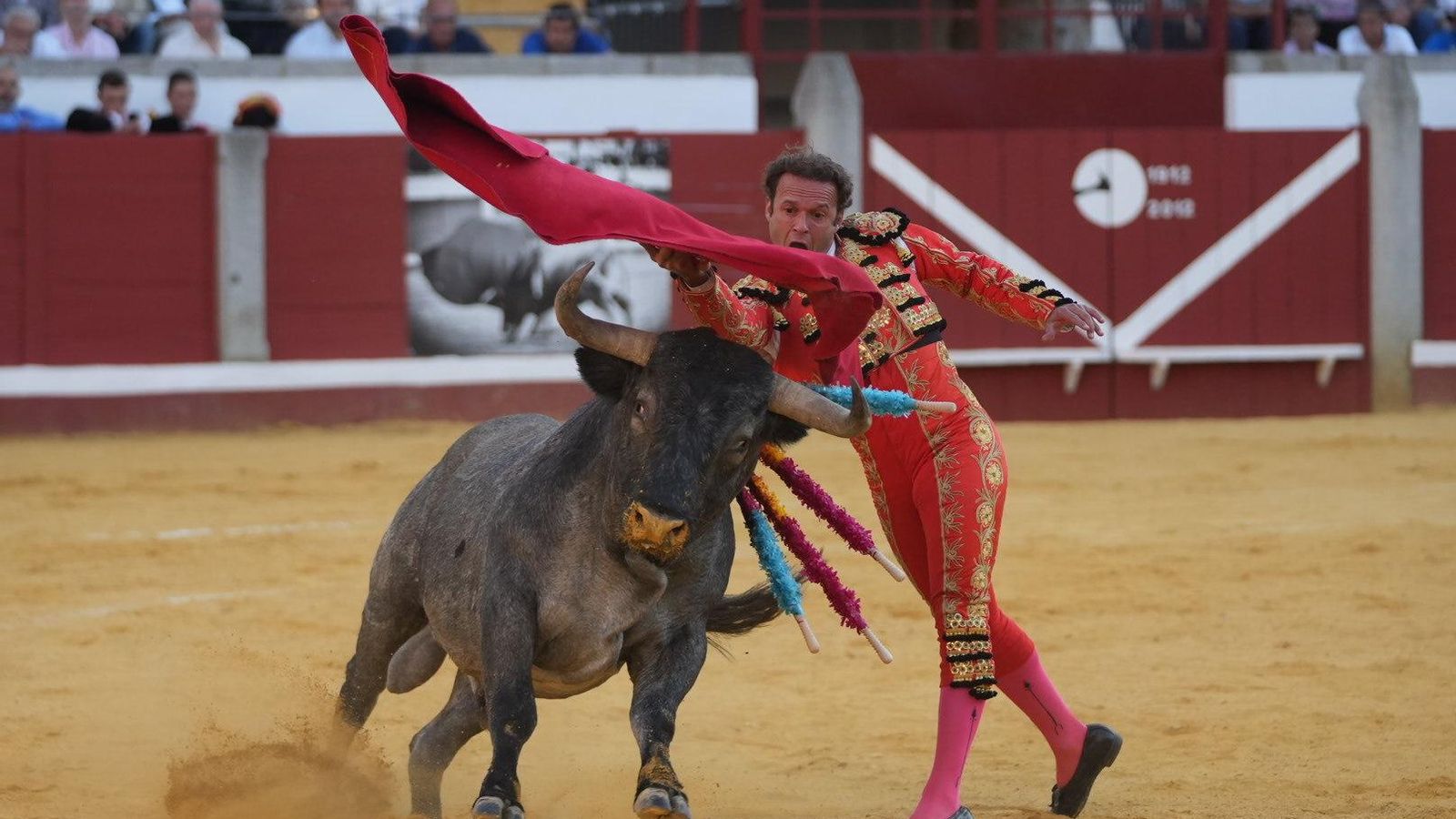 Antonio Ferrera cierra una tanda con un pase de pecho.