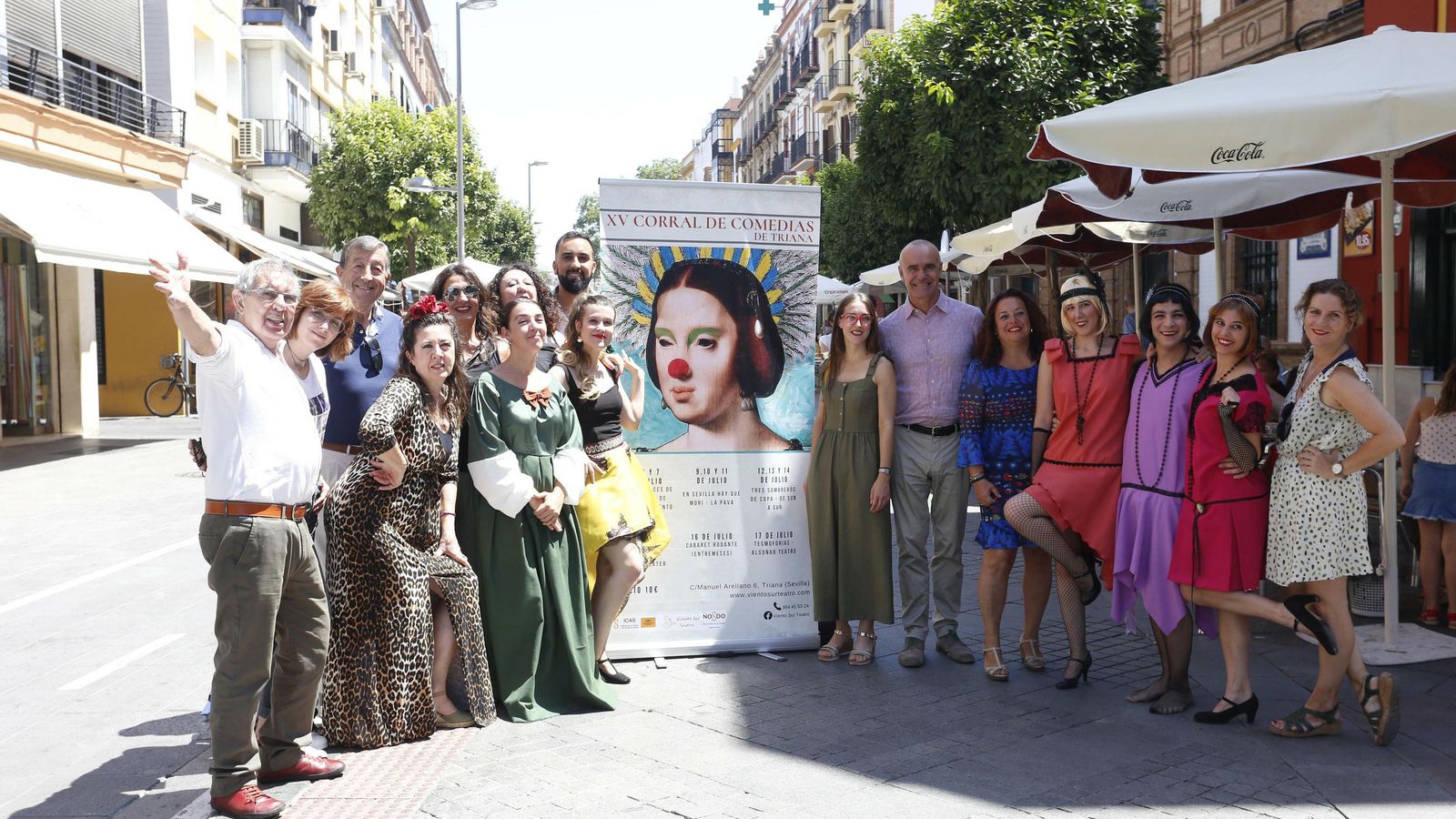 Integrantes de las compañías posan con el delegado de Cultura y la delegada del Dístrito Triana en la calle San Jacinto.