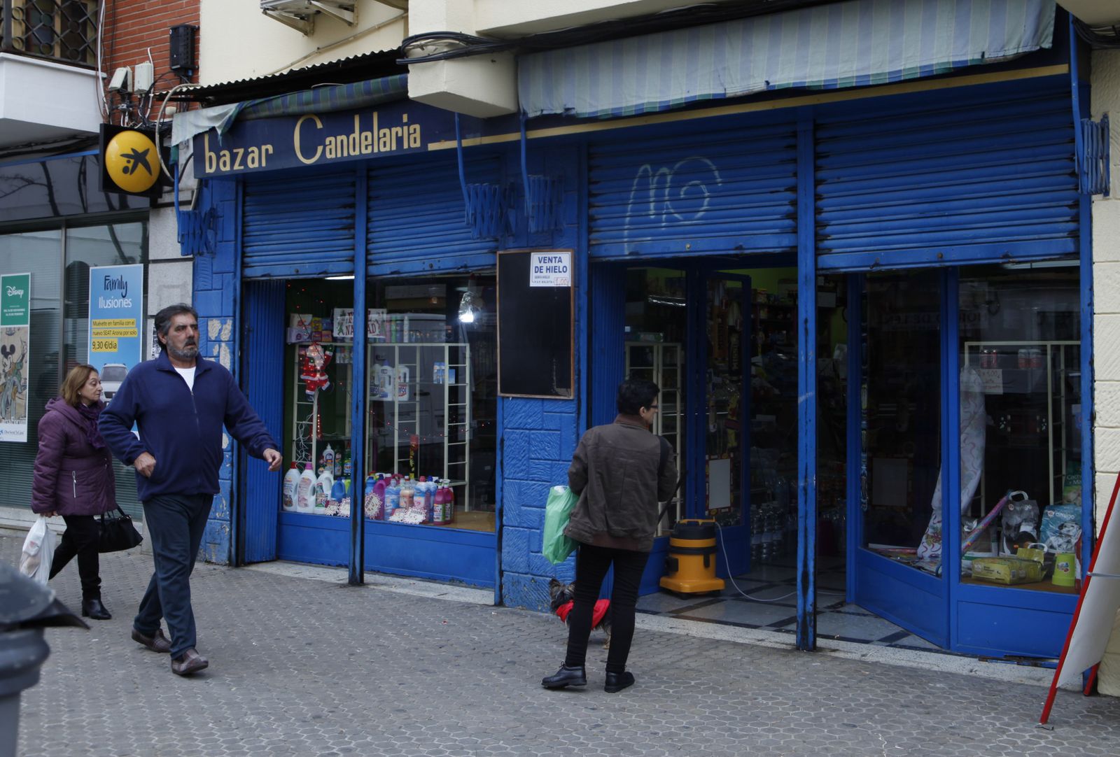 El bazar en el que se produjo el robo, ayer por la mañana.