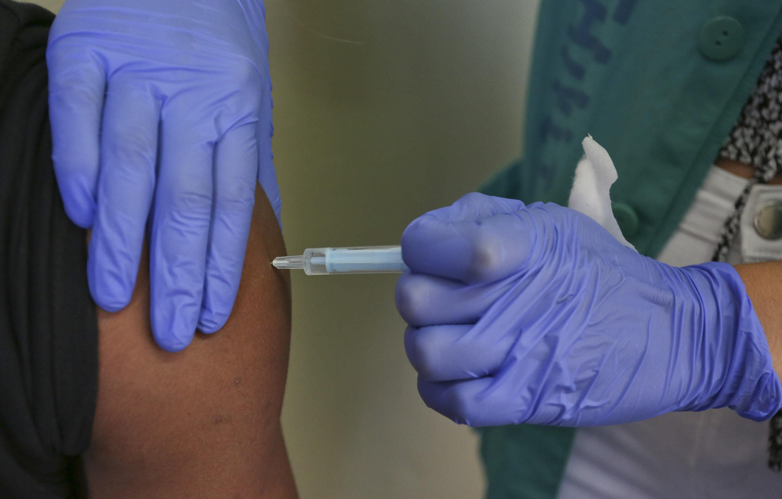 Una enfermera vacuna a un paciente.