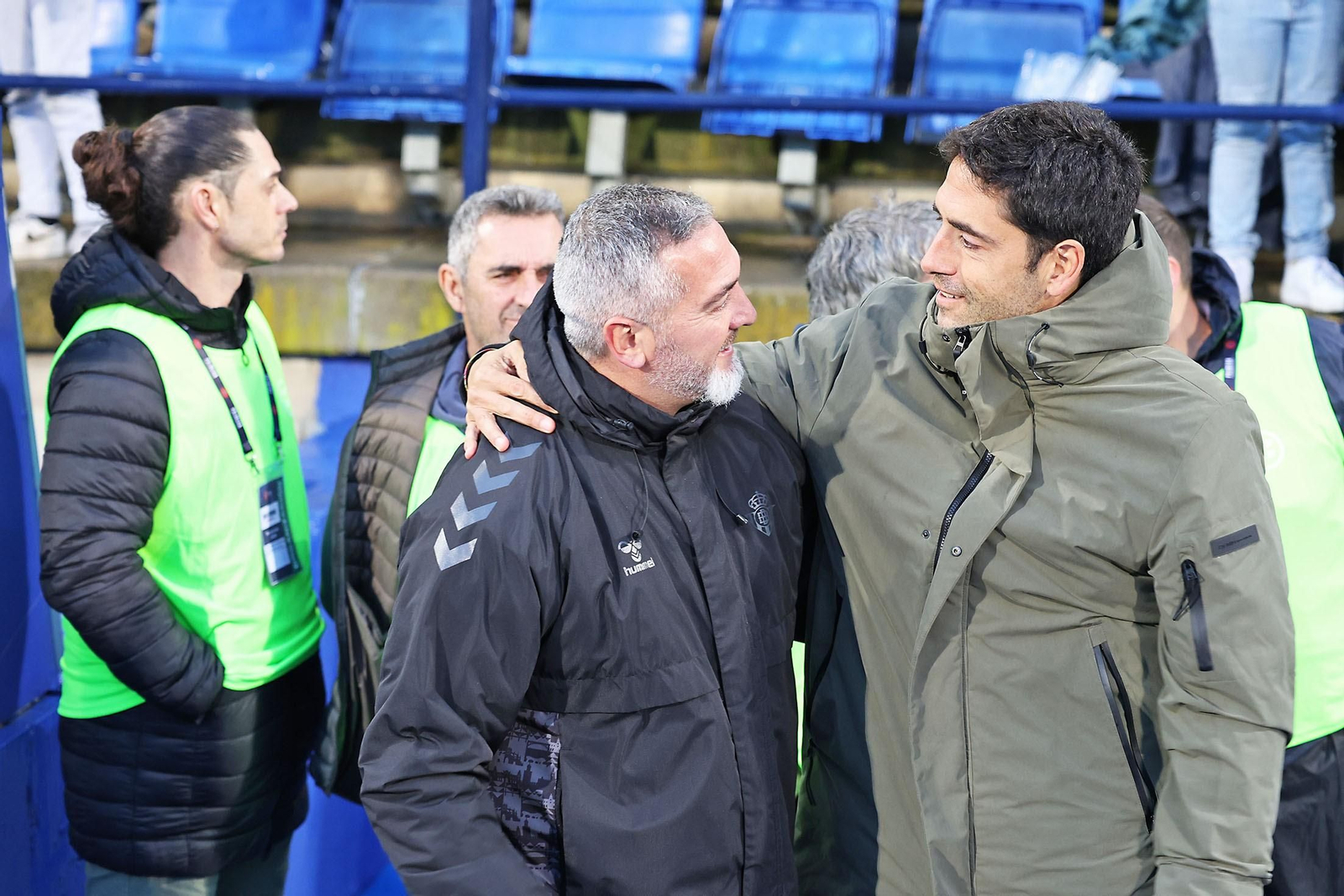 Arzu saluda a Íñigo Vélez en el partido de la pasada temporada.