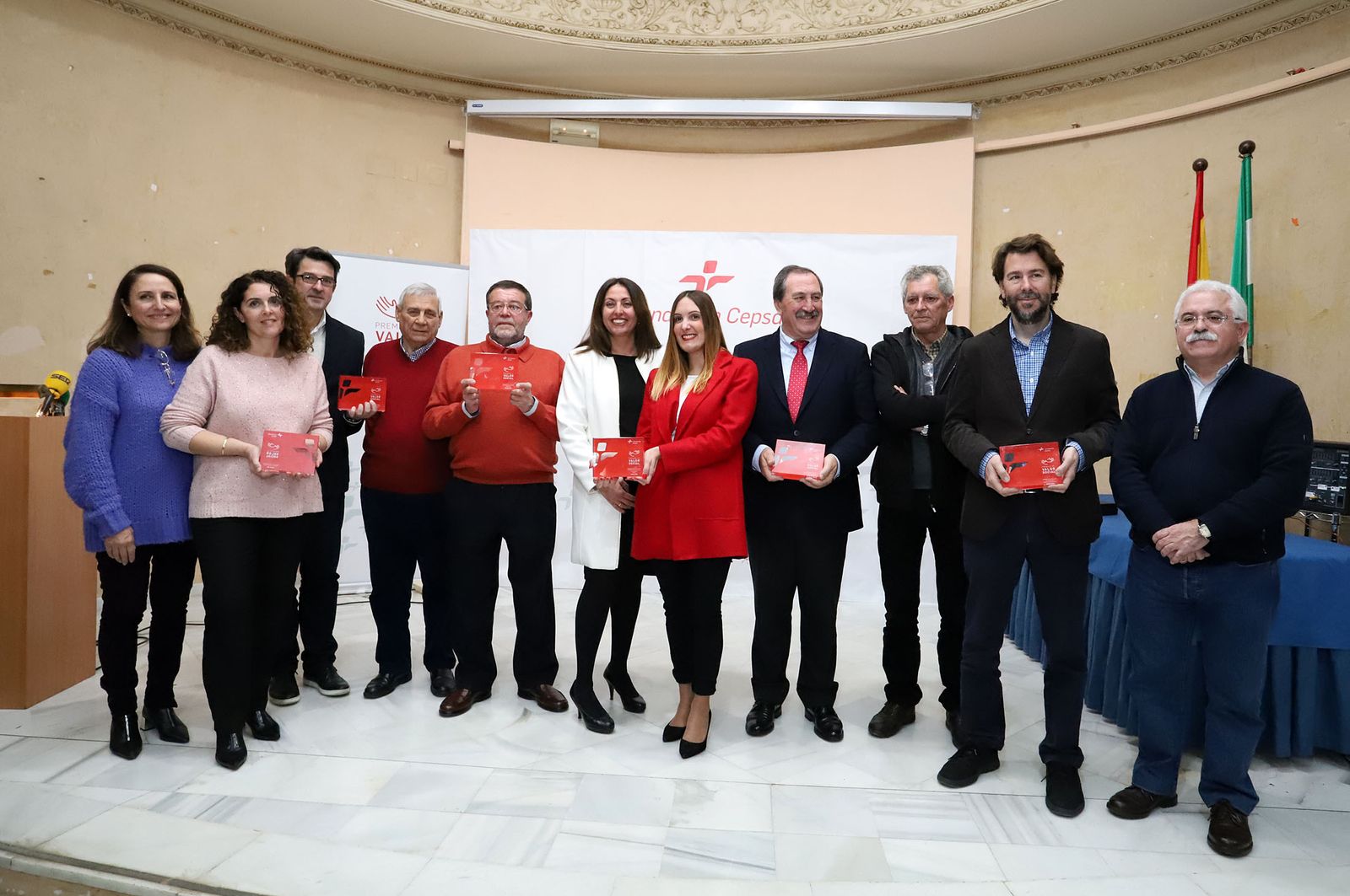 Los distinguidos con los Premios al Valor Social 2019 de la Fundación Cepsa posan con el jurado.